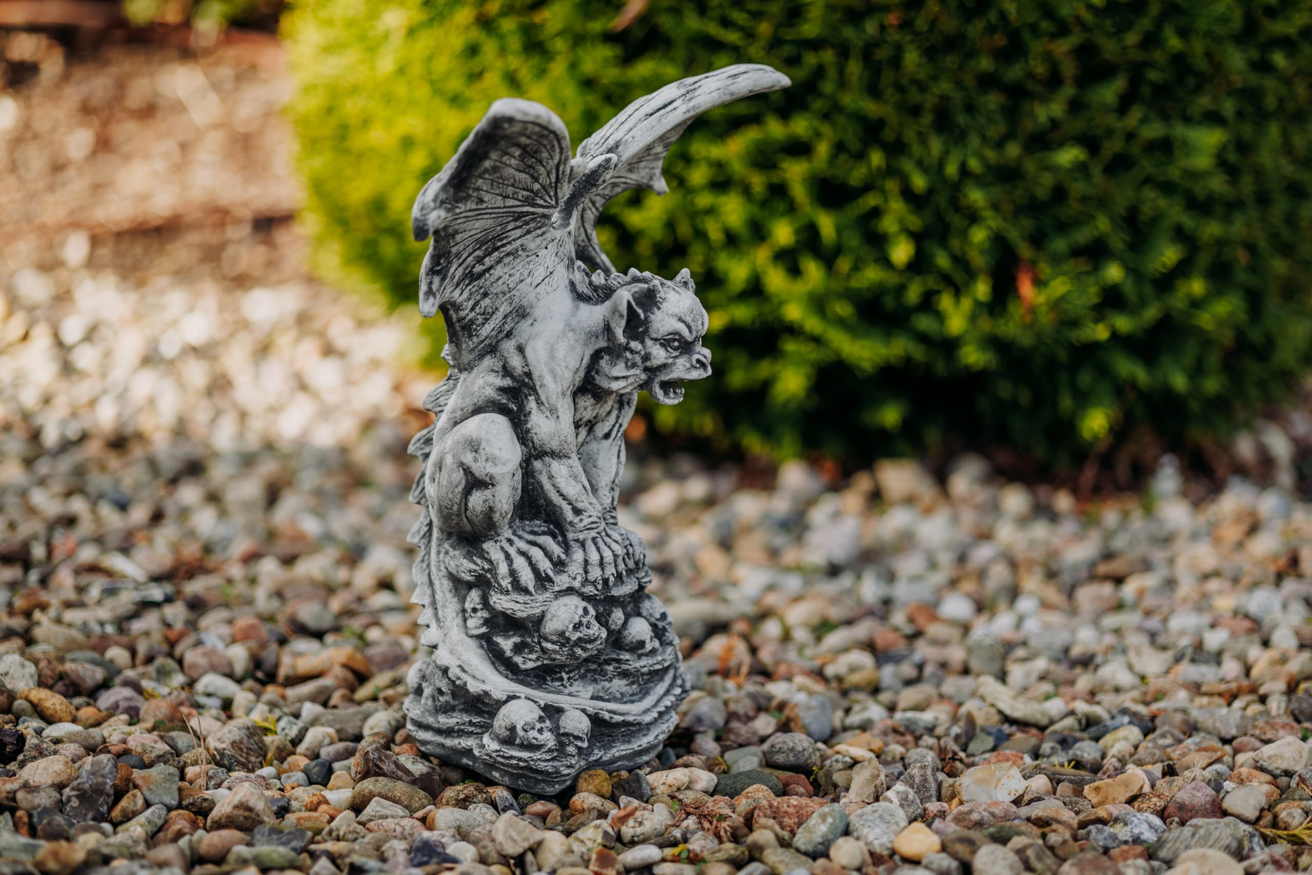 gartendekoparadies.de Gargoyle Gartenfigur mit Flügeln auf Totenschädeln, 40 cm Höhe, 8 kg, Grau, Steinguss, frostsicher für Außenbereich