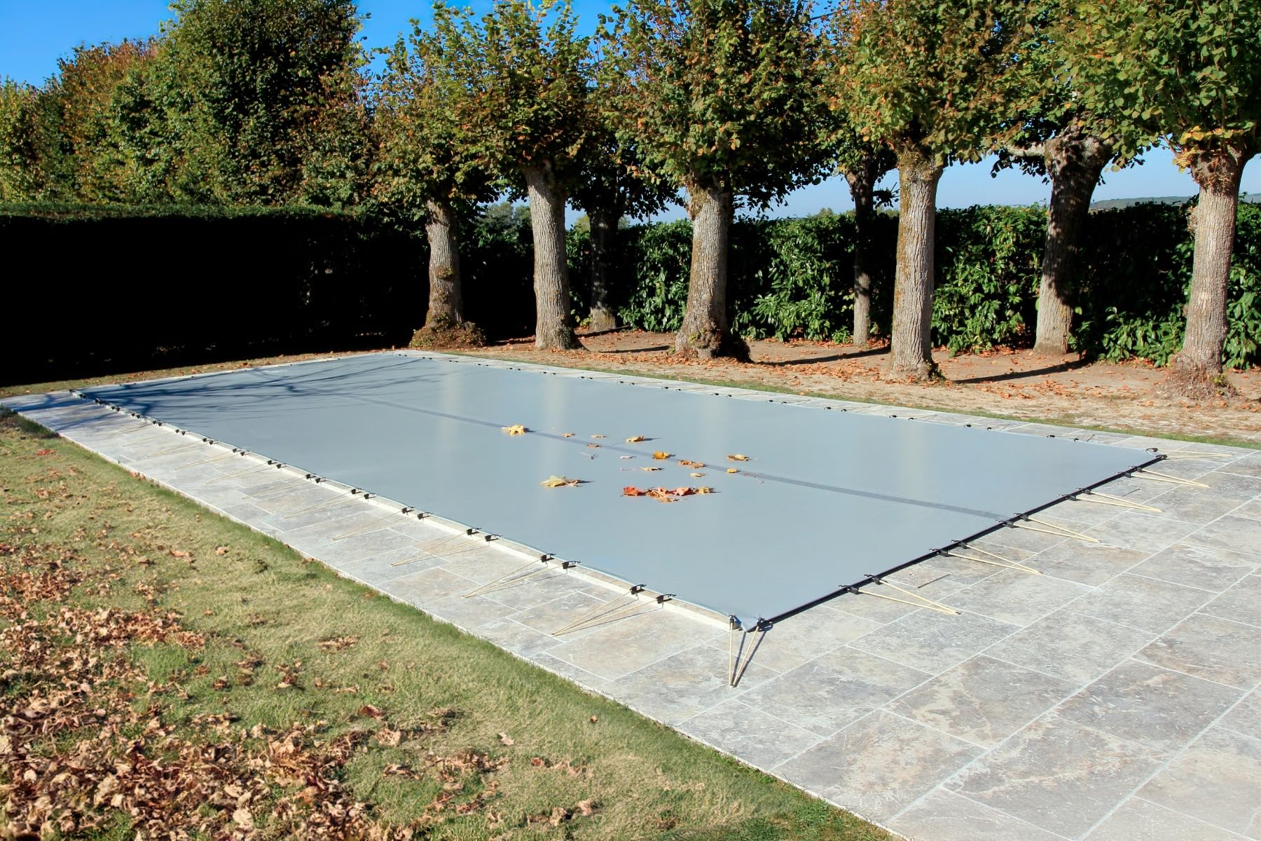 Bâche d'Hivernage pour Piscine 550 g/m² Gris Clair avec Grille Centrale d'Evacuation - Fabrication Française - Direct Usine
