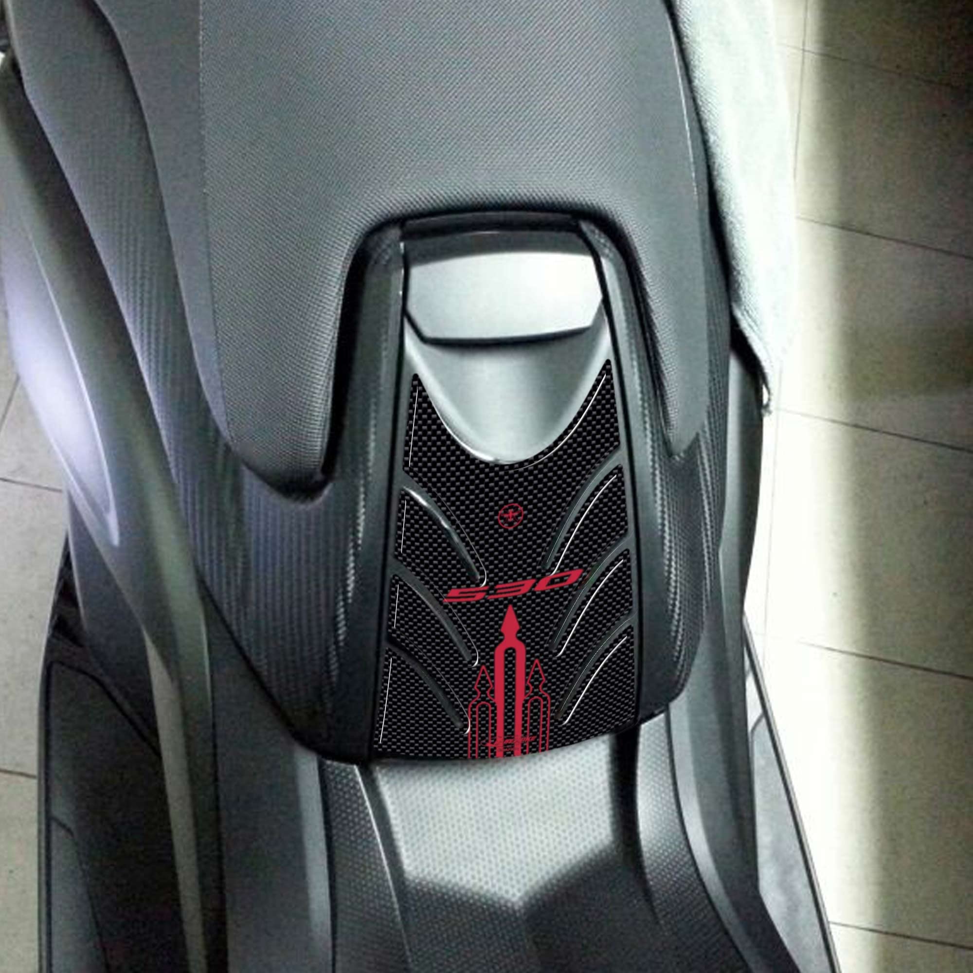 labelbike Adesivo 3D Moto Serbatoio compatibile con YAMAHA | Protezione in Resina, Antigraffio, Decorazione, Modello Tmax 530 2012-2016, Carbonio Rosso Ergal