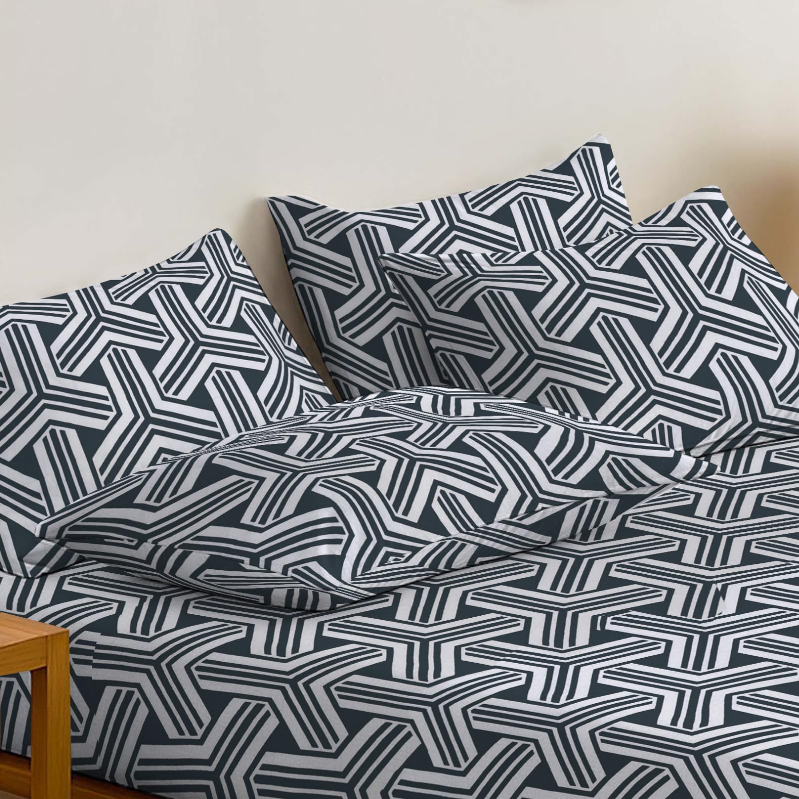 EverSoft Bedding Pack of 4 Pillowcases 50x75cm Soft Pillow Cases - Wrinkle Free Easy Care Pillow Covers - Standard Size Pillow Cases Set of 4