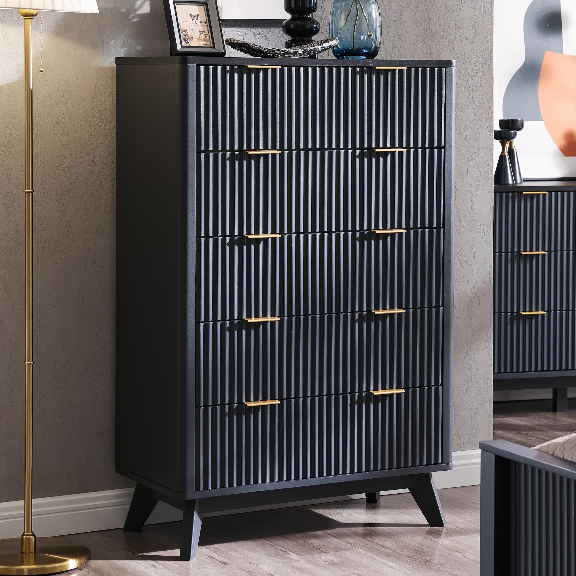 Cajonera de 5 cajones, 122 cm de altura, diseño moderno con surcos, diseño abovedado, con tablero de melamina efecto mármol, aparador para dormitorio y sala de estar, color gris oscuro