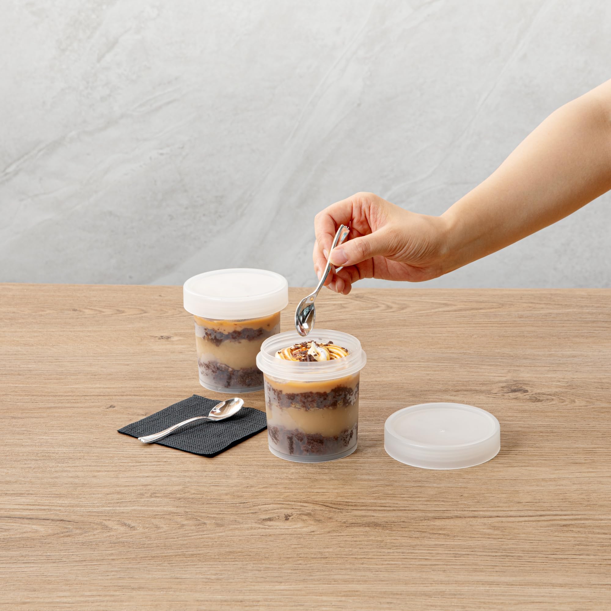 Restaurantware - Mini tazas de postre redondas de 10 onzas, 100 tazas desechables para pudín con tapas, duraderas, apilables, tazas de parfait de plástico transparente con tapas, para llevar postres y