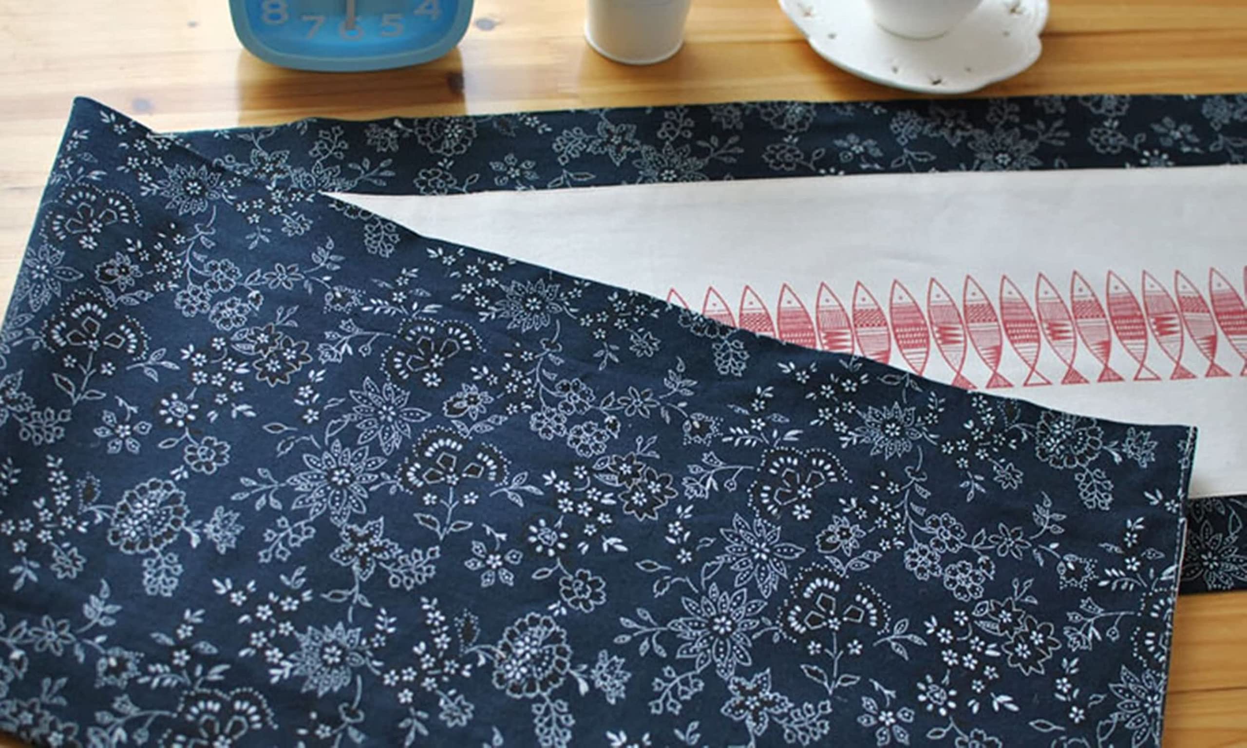 Mantel Camino de Mesa, Decoracion Centro Mesa Comedor Patrón de Flores y Peces Azul Oscuro Blanco Rojo Algodón y Lino 30x180CM