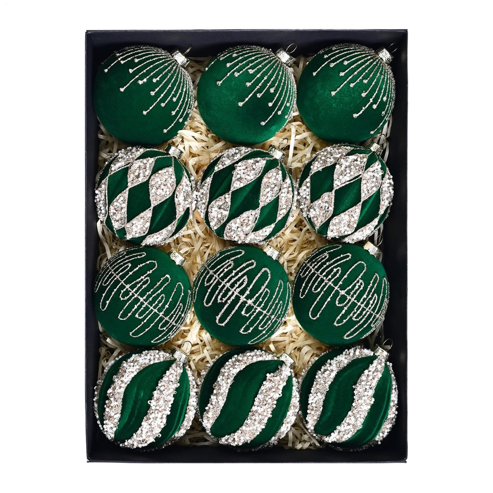 Boules en velours pour sapin de Noël au coin de la cheminée