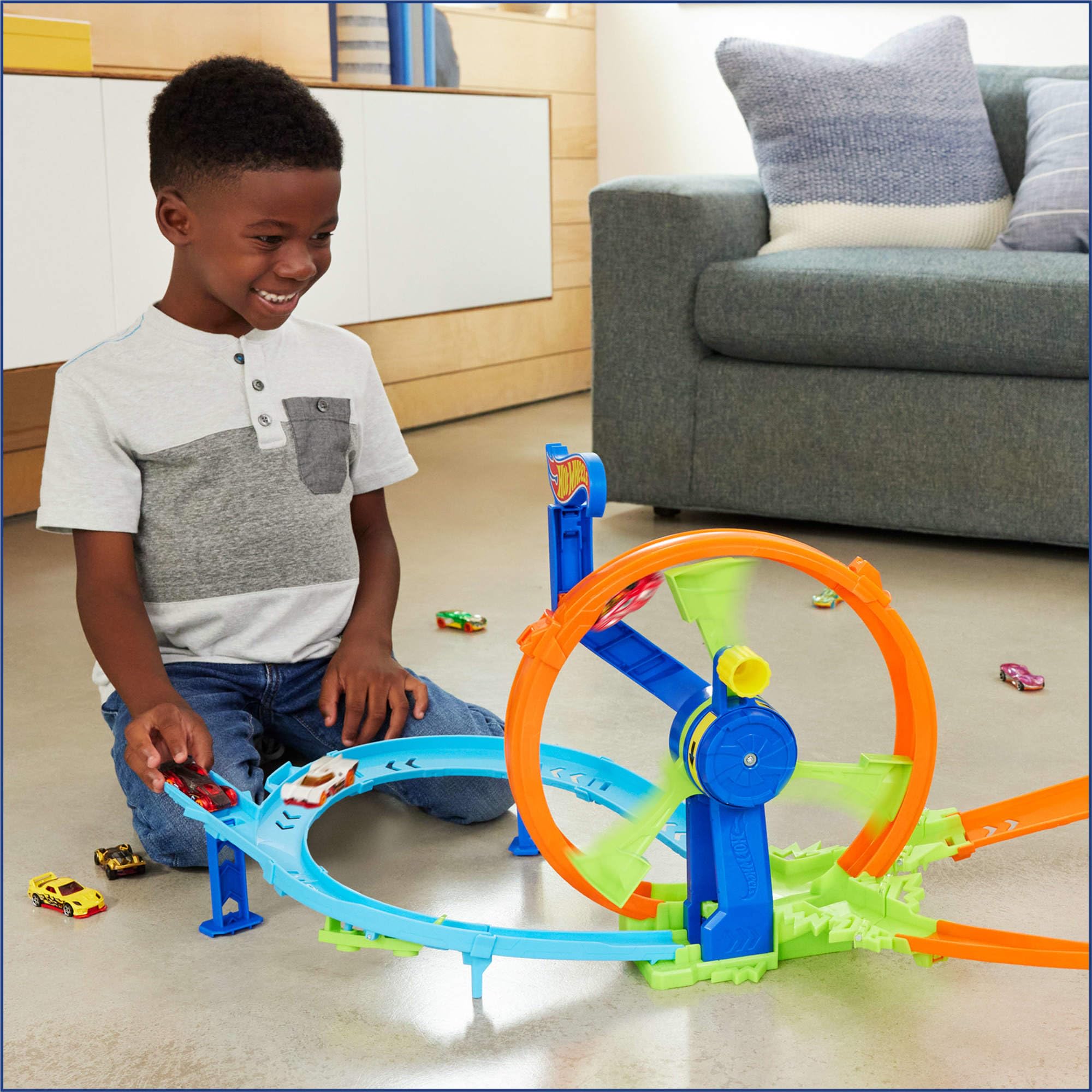 Hot Wheels Stunt Tracks Wyścigowa Turbo Pętla Zestaw do zabawy, samochodowy tor wyścigowy w kształcie ósemki, przyspieszacz, strefa kraks i metalowy samochodzik w skali 1:64, zabawka dla dzieci 4+
