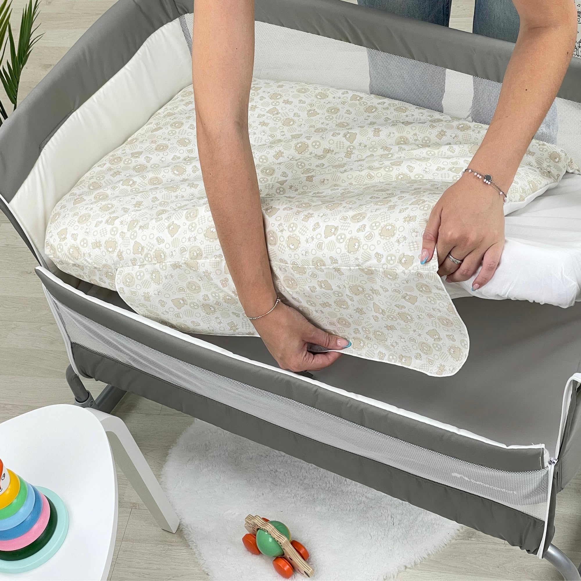 baby idea Babysanity Lenzuola Next To Me Compatibili 4 pezzi: Federa Cuscino, Piumino, Copripiumino, Lenzuolo Angoli per Culla Lettino Neonato - Chicco Kinderkraft Cam Brevi OEKO-TEX (Orsetto Beige)