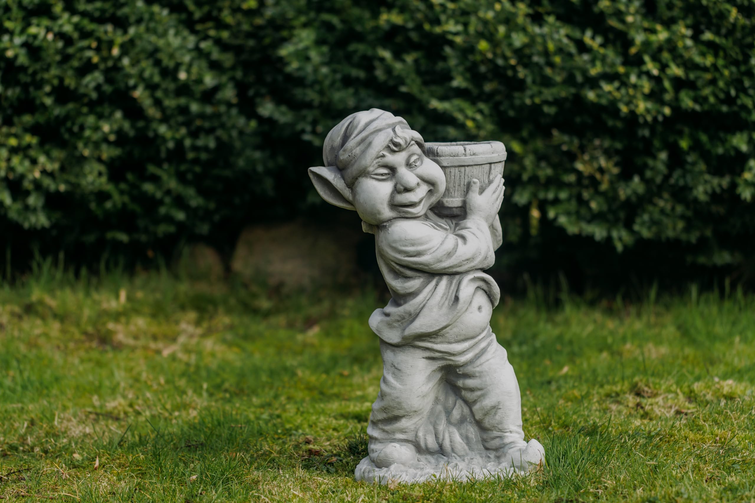 gartendekoparadies.de Gnom mit Pflanzgefäß, Steinfigur Wichtel, H. 50 cm, 19 kg, Grau, frostsicher aus Steinguss für Außenbereich