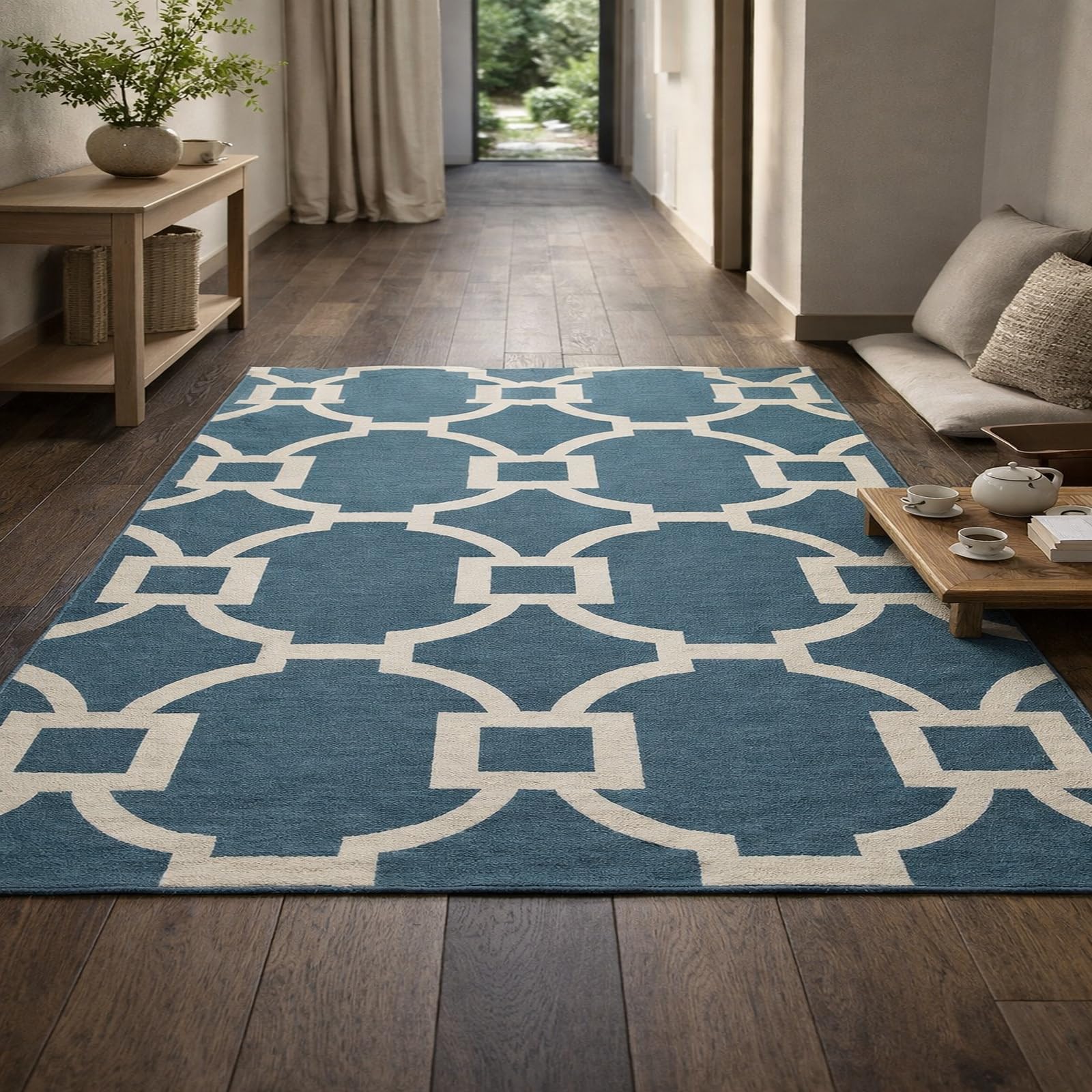 Tapis de salon bleu marine beige au design géométrique chic
