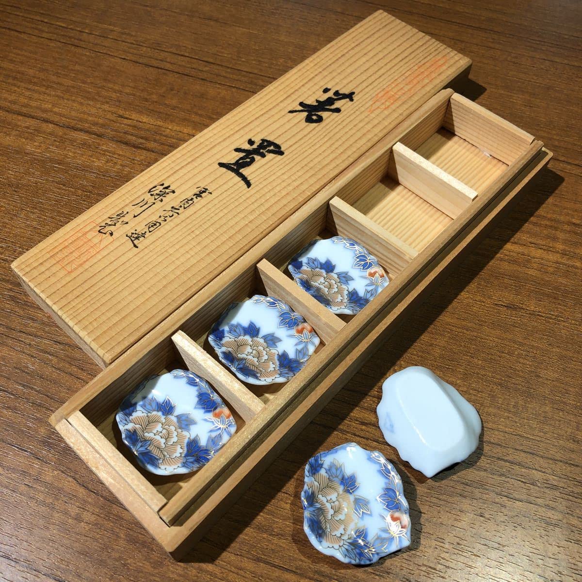 深川製磁　箸置きセット Amazon.co.jp: 〈〉深川製磁 箸置き 梅 岩梅 金彩 扇 扇型 はしおき 箸