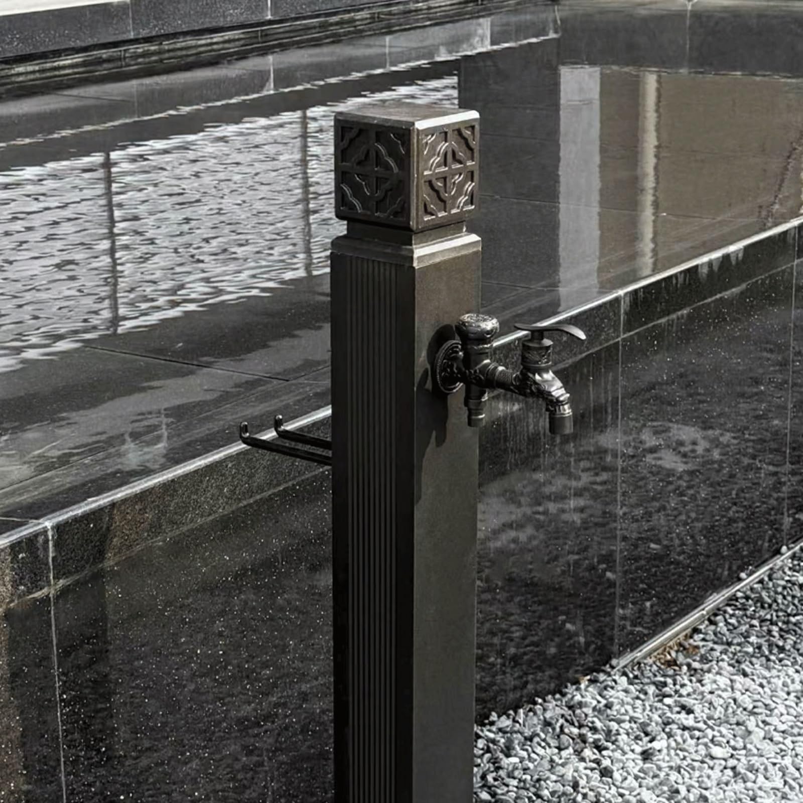 Wolnostojący stojak na wąż ogrodowy z podwójnym kranem wylotowym, konstrukcja ze stopu aluminium do zarządzania wodą na zewnątrz