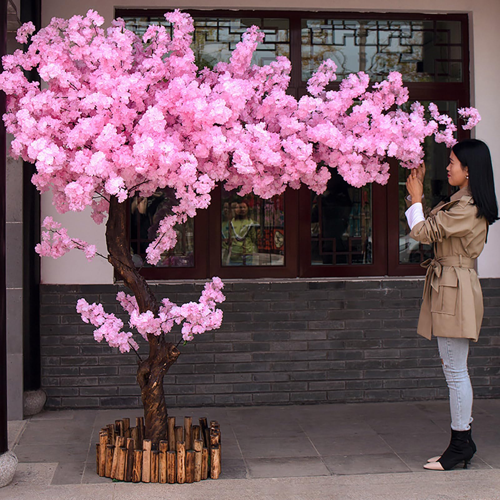 Cerisier en fleurs artificiel japonais pour habiller un grand hall de mall