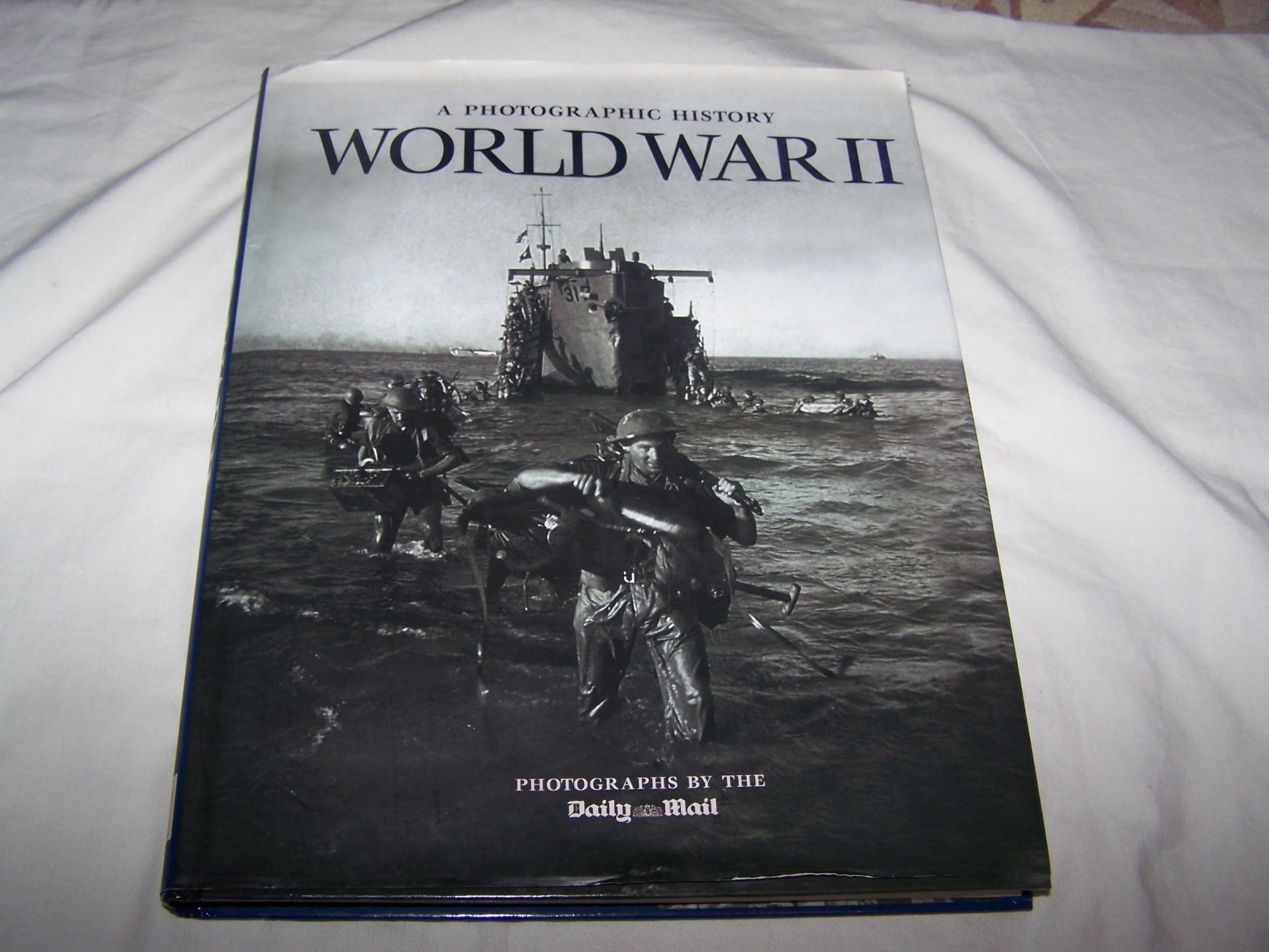 World War II (Photographic History of War S.)