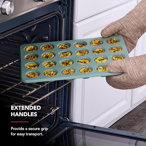 Vista 62 de KitchenAid Molde antiadherente de acero aluminizado para magdalenas de 12 tazas, contorno plateado