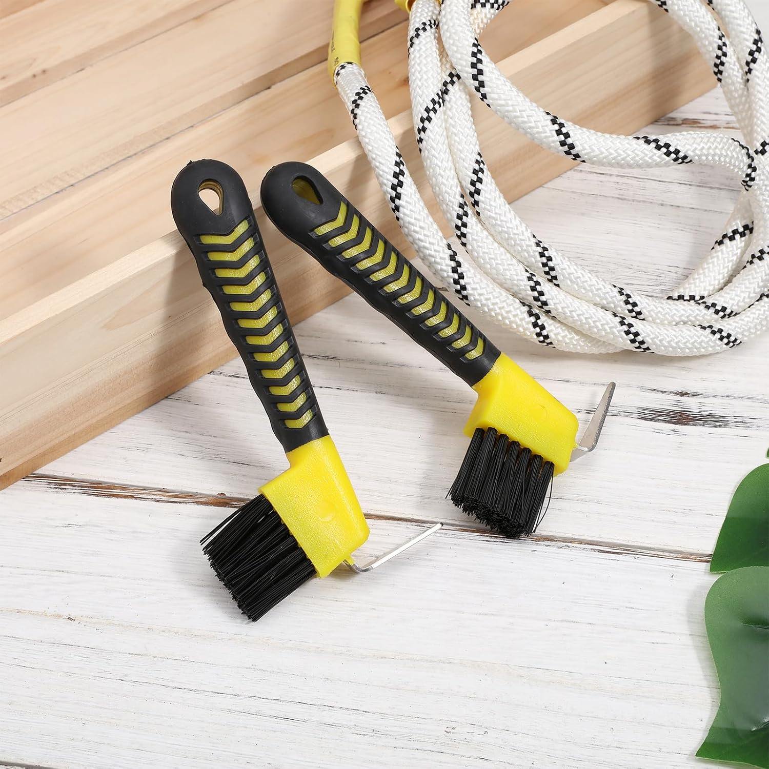 2pcs Hoof Pick and Horse Cleaning Brush Set with Bristles Professional Hoof Grooming Tool for Horse Care Stable Use Random Color