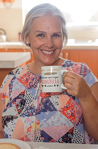 Miniatura 2 de Peace, Love, Latkes! Cálidos y brillantes deseos de Hanukkah. Divertida menorá de Janucá y estrella de David con estampado de taza de café y té,