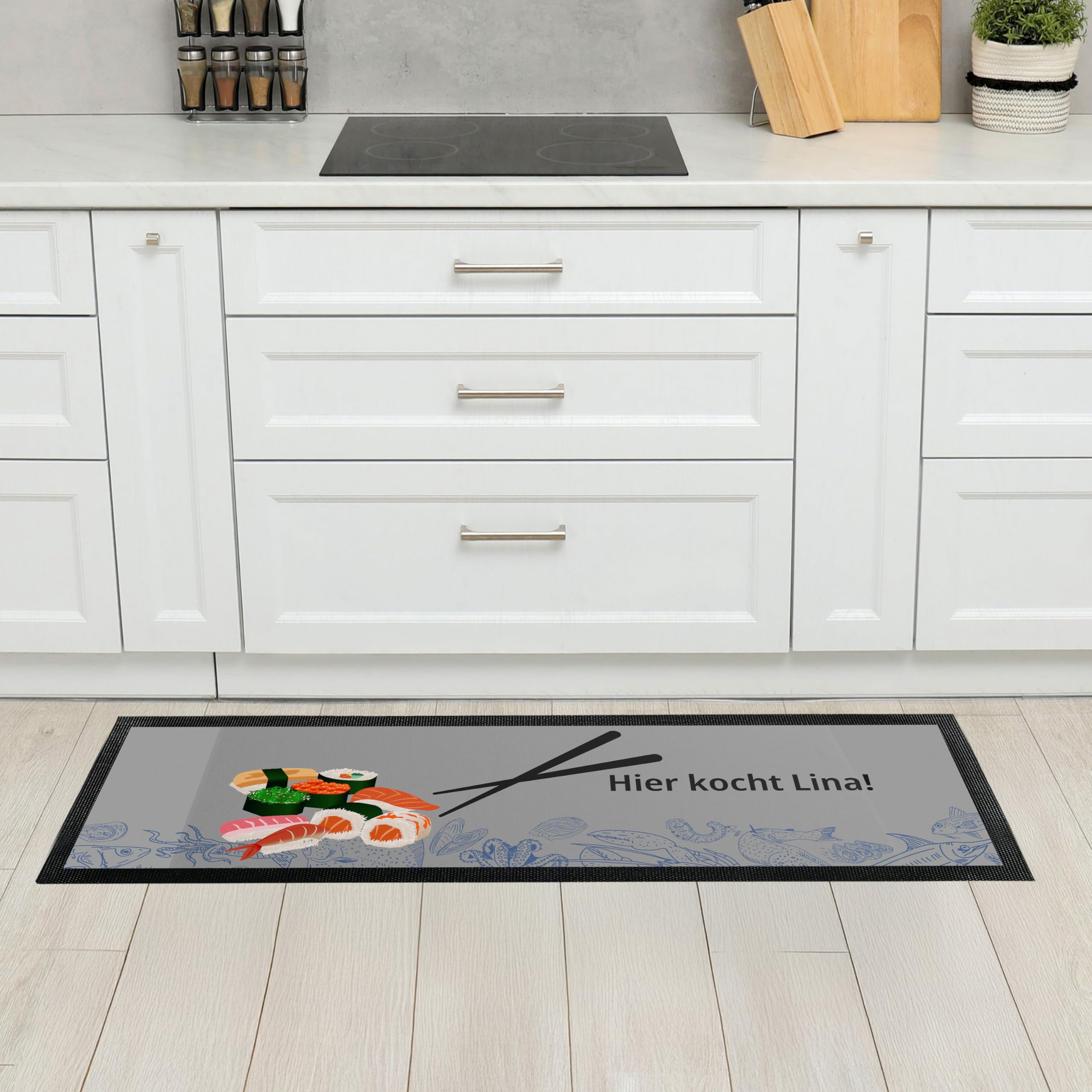 True Statements Personalisierte Fußmatte 120 x 40 cm – Deko Küchenmatte mit Sushi Motiv & Wunschtext - Velours Oberfläche für Flur, Küche & Wohnung