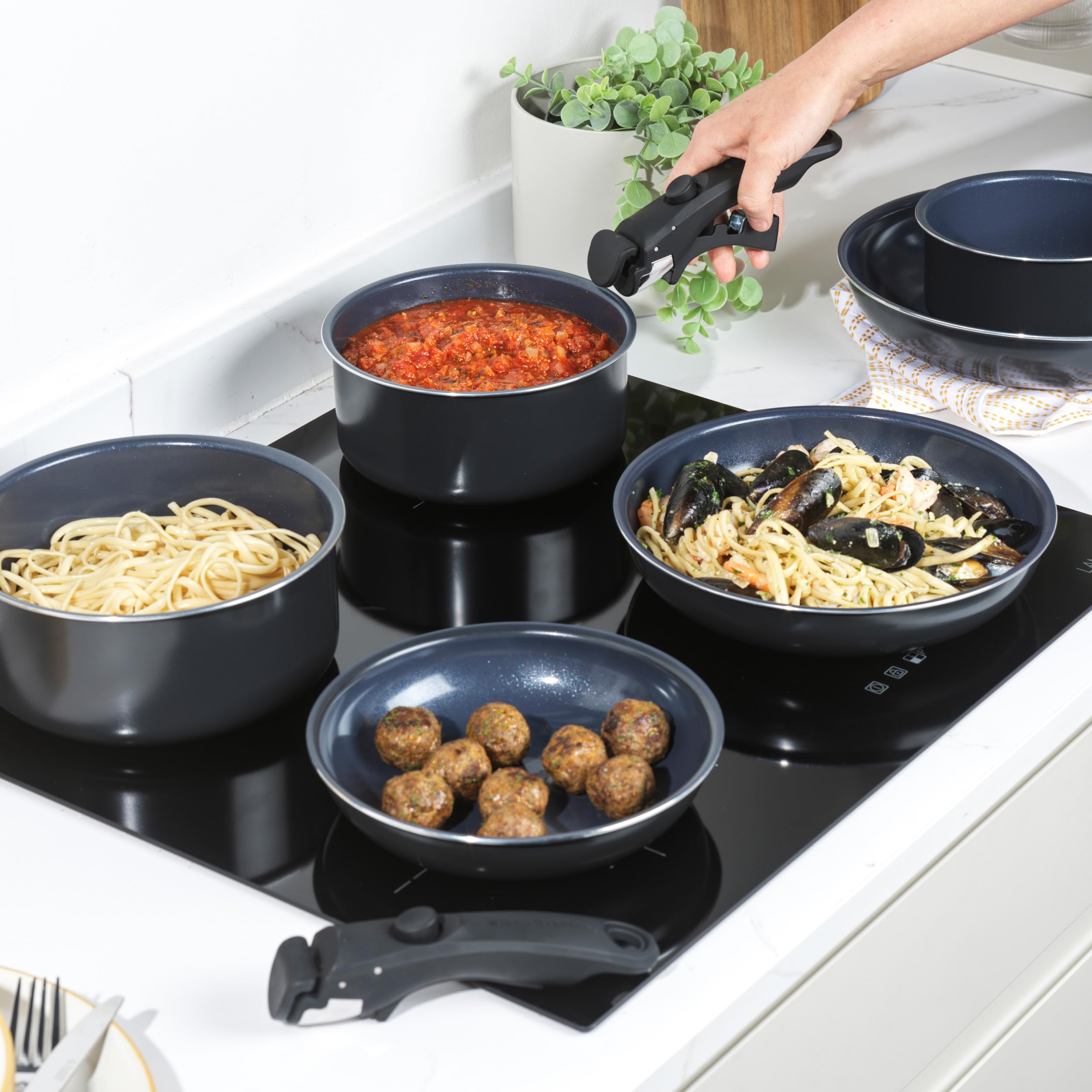 Russell Hobbs RH03321EU7 Smart Clip - Juego de ollas y sartenes de cerámica antiadherentes de 8 piezas con 2 asas desmontables, diseño apilable, sin PFAS, apto para horno de inducción, marino, azul