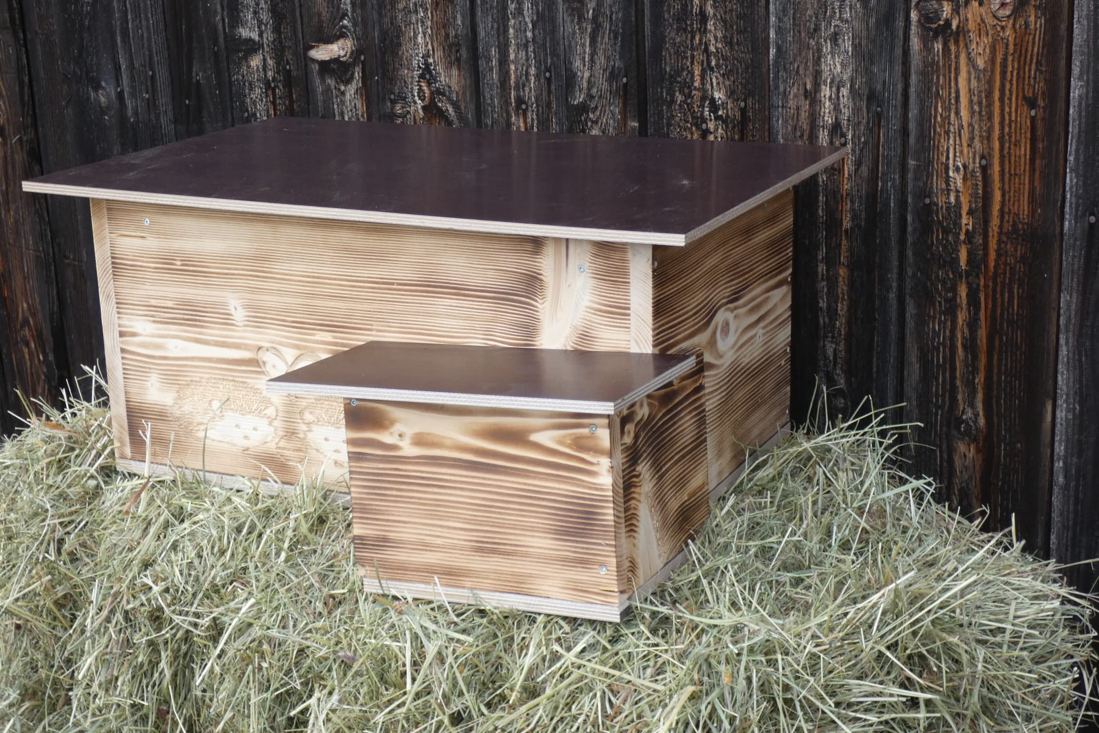 Premium XXL Igelhaus edel Geflammt ohne Boden 62cm x 50cm x 29cm Igelhotel 20mm Vollholz Winterfest Kein Bausatz:ausgelagerter Labyrintheingang,Rattenklappe, Herstellung in Niederbayern