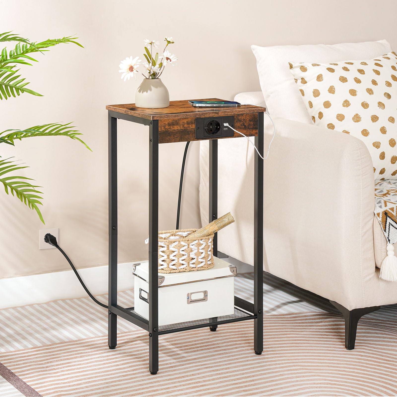 HOOBRO Mesa de Centro Alta con Estación de Carga, Mesa de Teléfono de 2 Niveles con Estante de Malla, Mesa de Sofá Estrecha con Puerto USB y Enchufe, Marrón Rústico y Negro EBF08CDH01