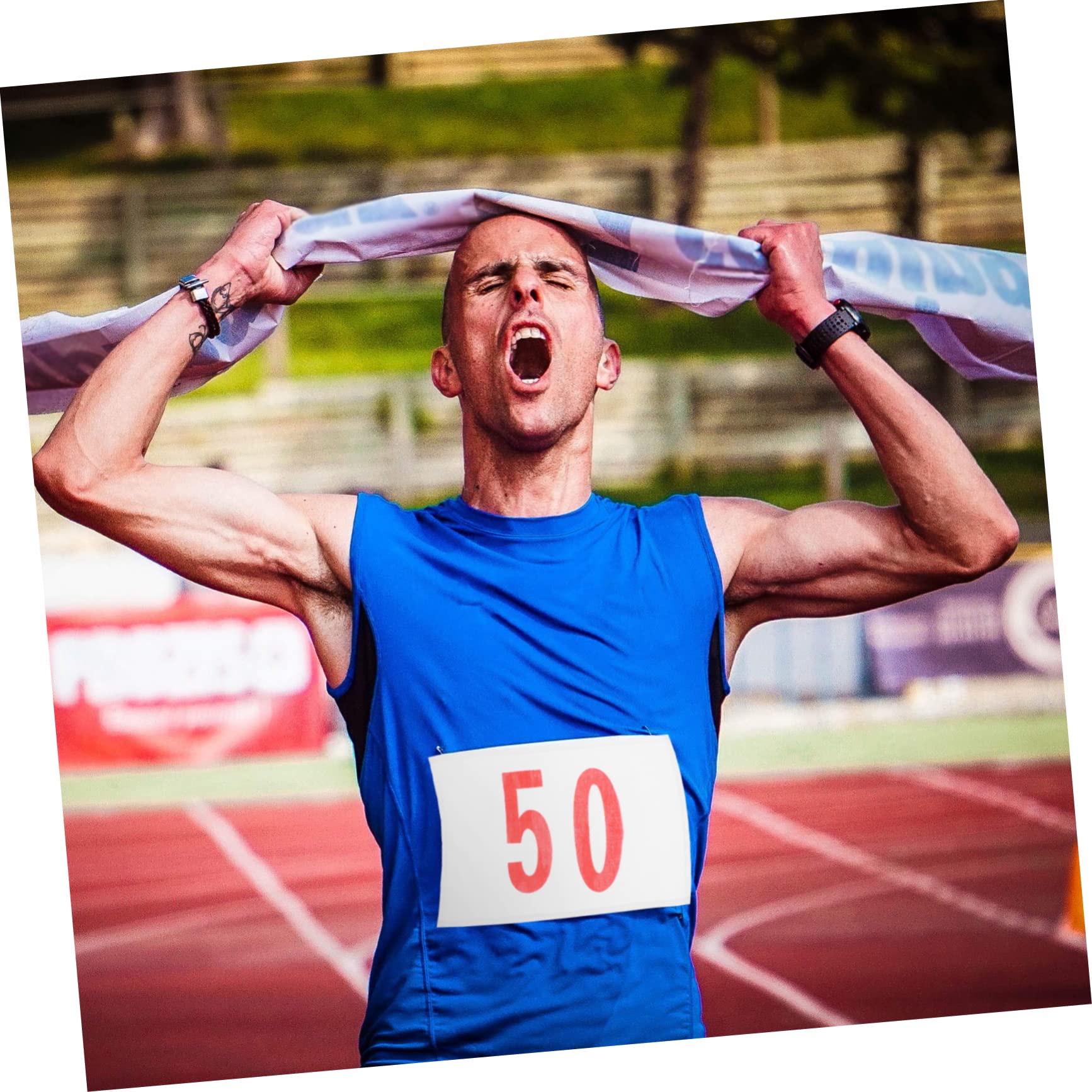 Yardwe Pettorali Numerati da Gara Sportiva in Cotone Poliestere Clip Metalliche, Bavaglini Numeri per Competizioni Podistiche, Set 1-50 per Eventi Atletica Leggera e Maratona