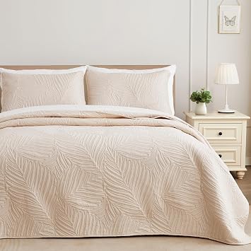 Exclusivo Mezcla Ultrasonic Leaf Pattern Full Queen Quilt Bedding Set and Lightweight Reversible Queen Comforter Set Bundle