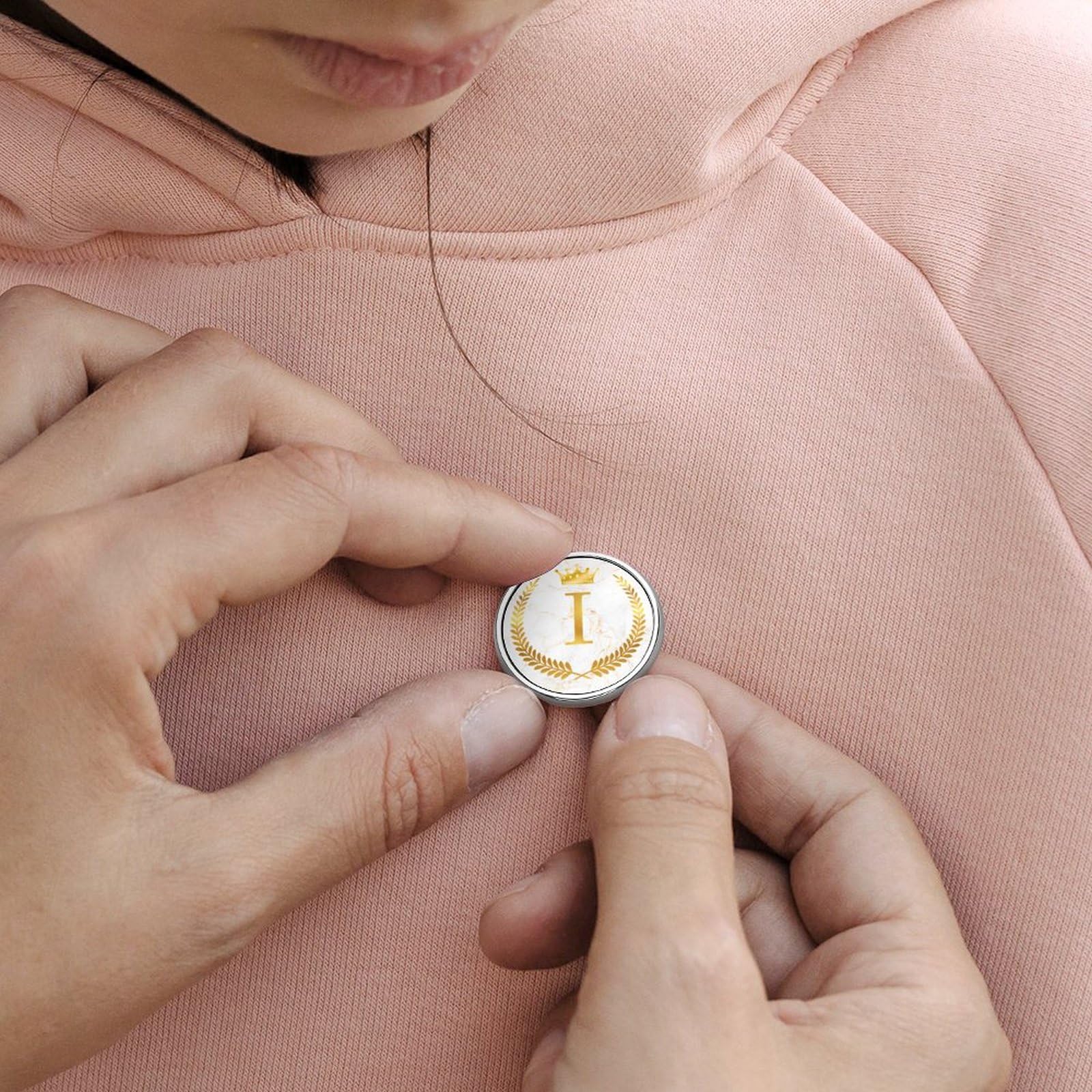 E Buchstaben-Anstecker Set Goldene Krone Monogramm Familie Revers Pin Monogramm Initial Buttons Personalisierte Buttons Modern Pin für Rucksäcke Taschen Hüte Stoff