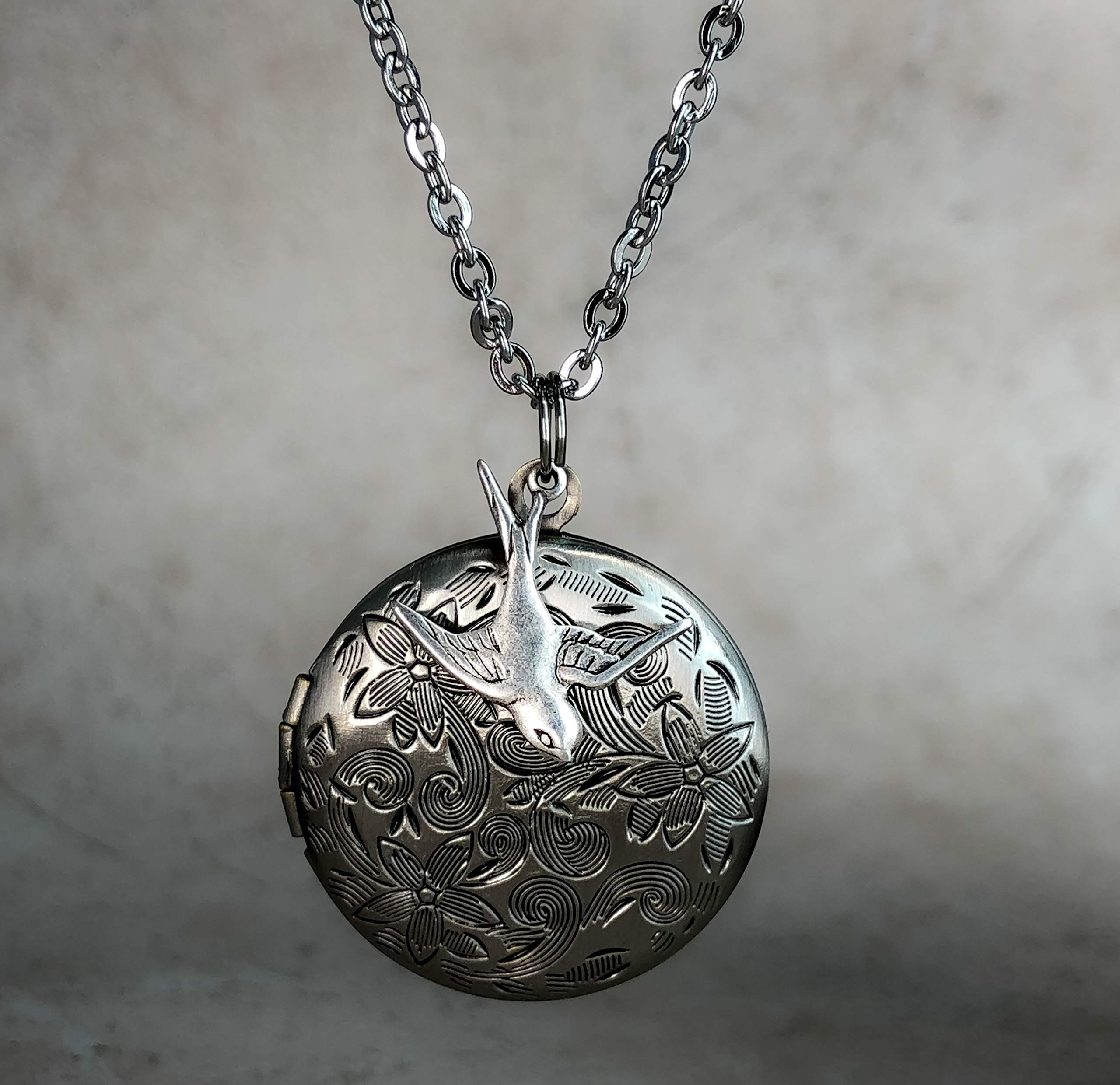 MadamLili - Personalisierte Halskette Foto Medaillon Anhänger Set Fotoservice - Personalisierbar mit GRAVUR - 70cm Kette in Altsilber - Namenskette - Aufklappbar - Handgefertigt - Exklusive Schmuckbox