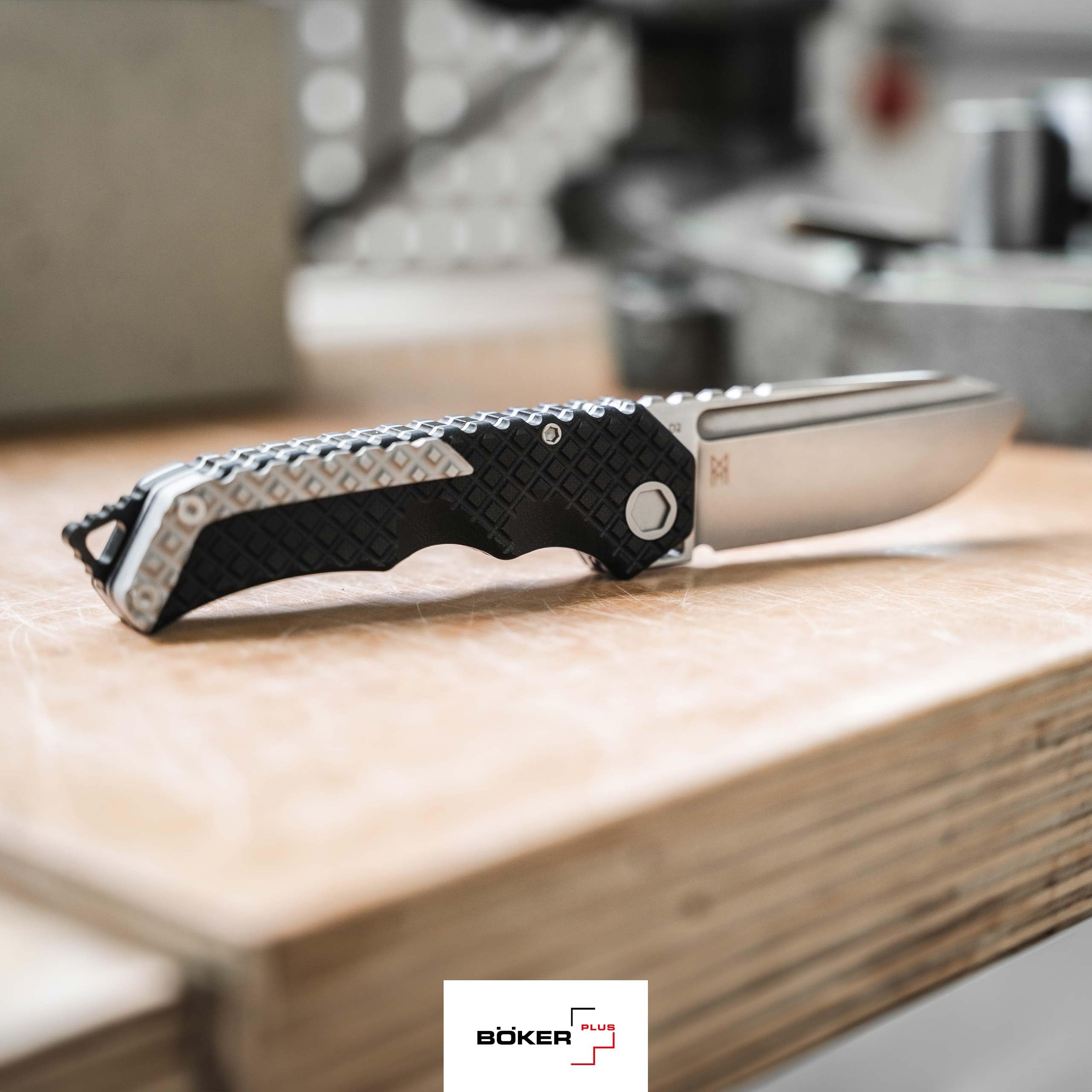 BÖKER PLUS® Hermod Folder - 42a konformes Taschenmesser 9,2 cm D2 Spearpoint Klinge - Klappmesser im taktischen Look mit Bolzen – extra scharfes Linerlock Zweihand Messer mit Glasbrecher & Etui