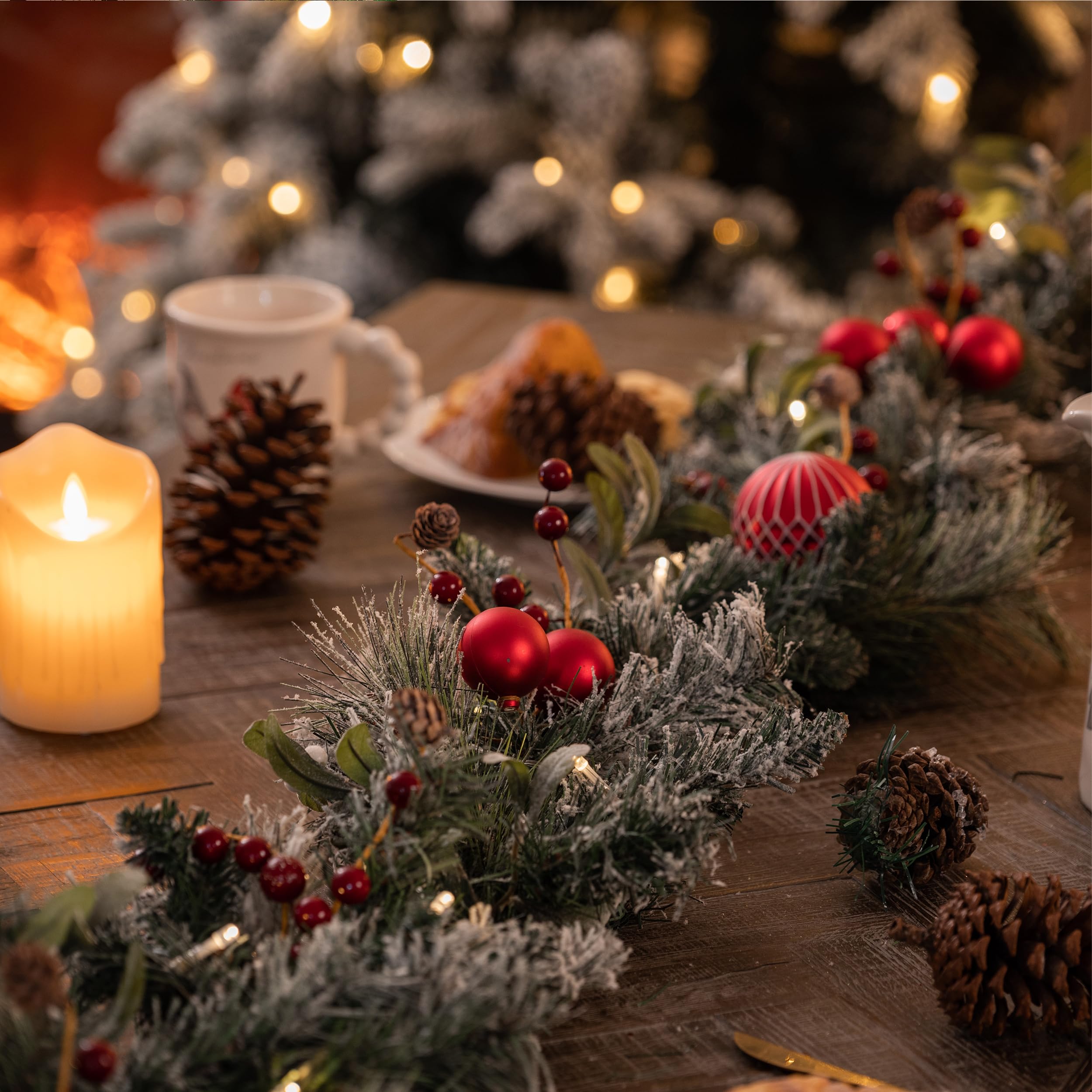 Valery Madelyn 6ft/183cm Pre-Lit Guirnalda de Navidad, Rojo Blanco 20 Luces LED 8 Modos, Base de Ratánl, Adornos de Bolas, Bayas, Decoración de Navidad para Hogar, Ventana, Puerta, Pared (Tradicional)