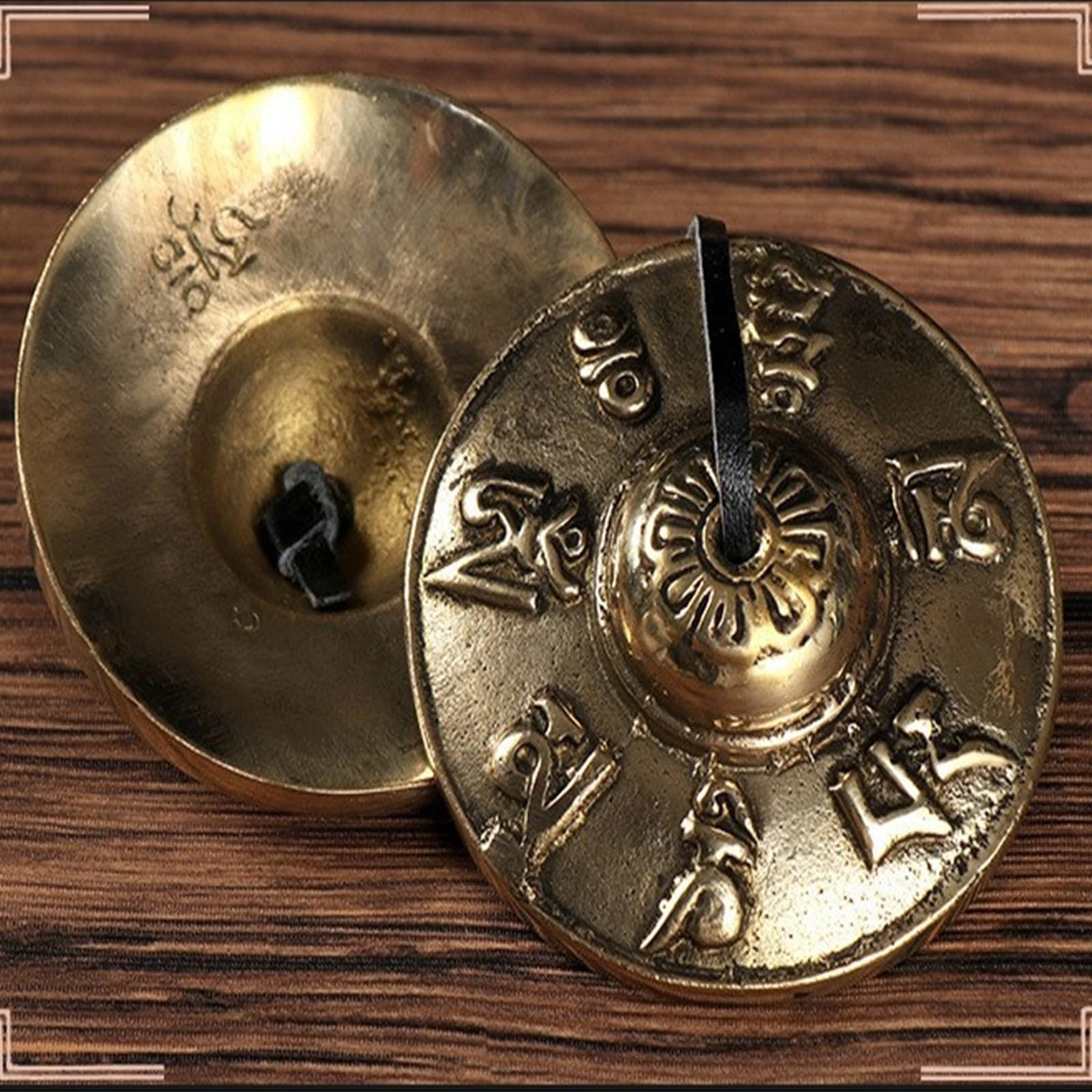 Campane nepalesi, cannelle e doppie campane sono spesso utilizzate come strumenti etnici, meditazione e opera, sono collegate a corde e producono rumore attraverso collisioni