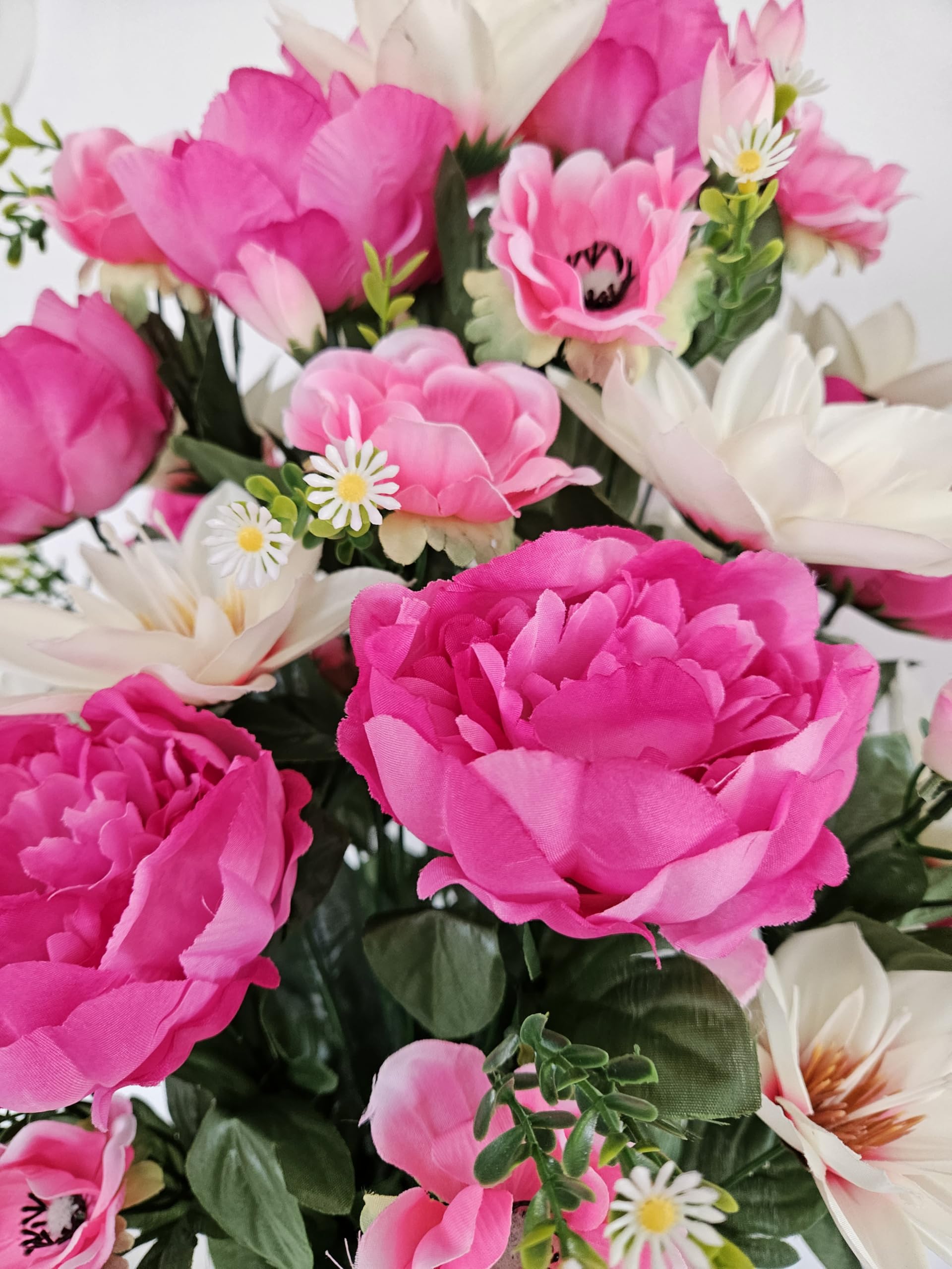 Composition de Fleurs Artificielles en Cône Lesté Ciment pour Une Parfaite Tenue à L' extérieur. Réalisé par Nos Soins Fleurs de qualité.