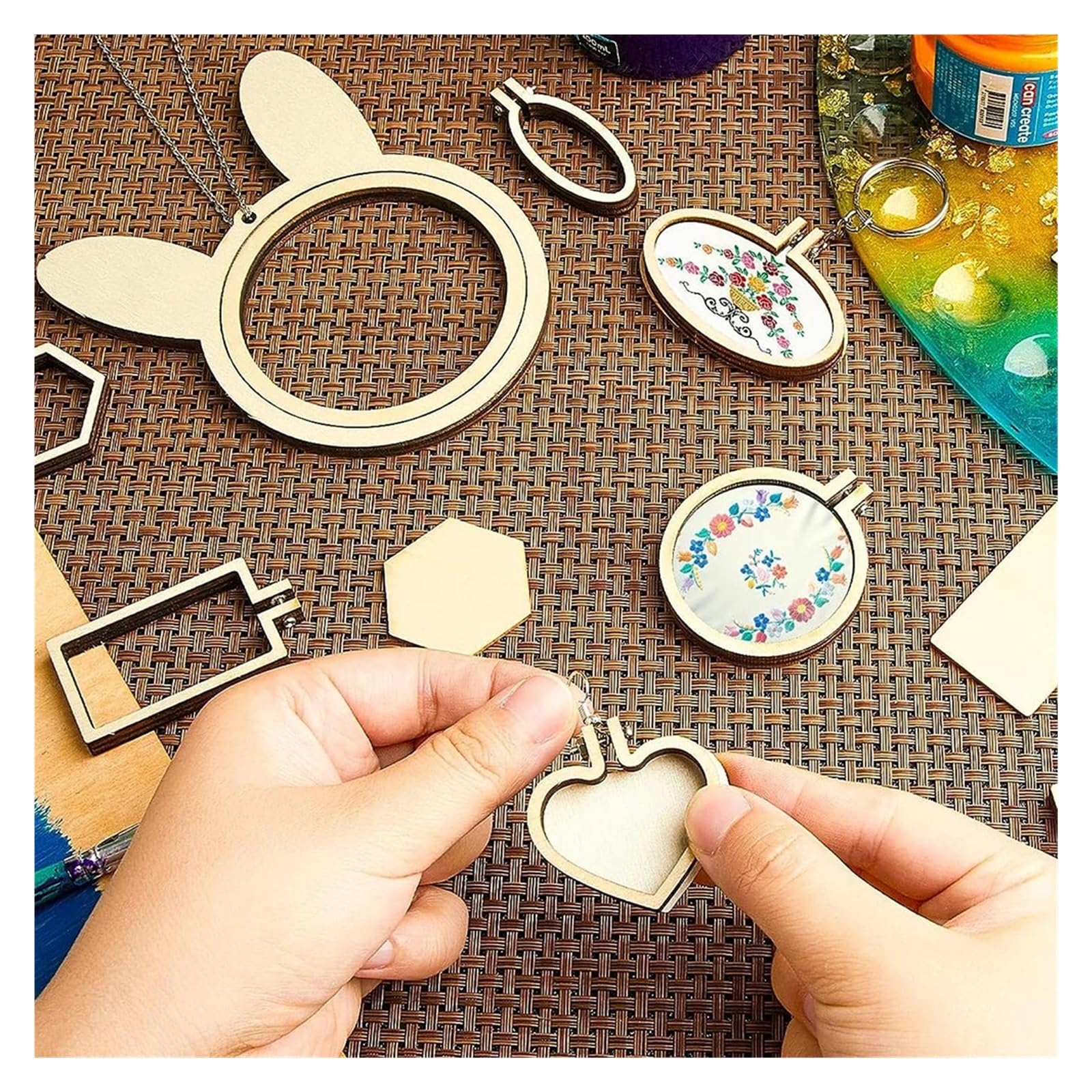 MRKU Soporte para aro de Bordado DIY, Kit de Costura para Punto de Cruz, Mini Paquete de 5 Mini Anillos de Madera pequeños para Manualidades con Colgantes