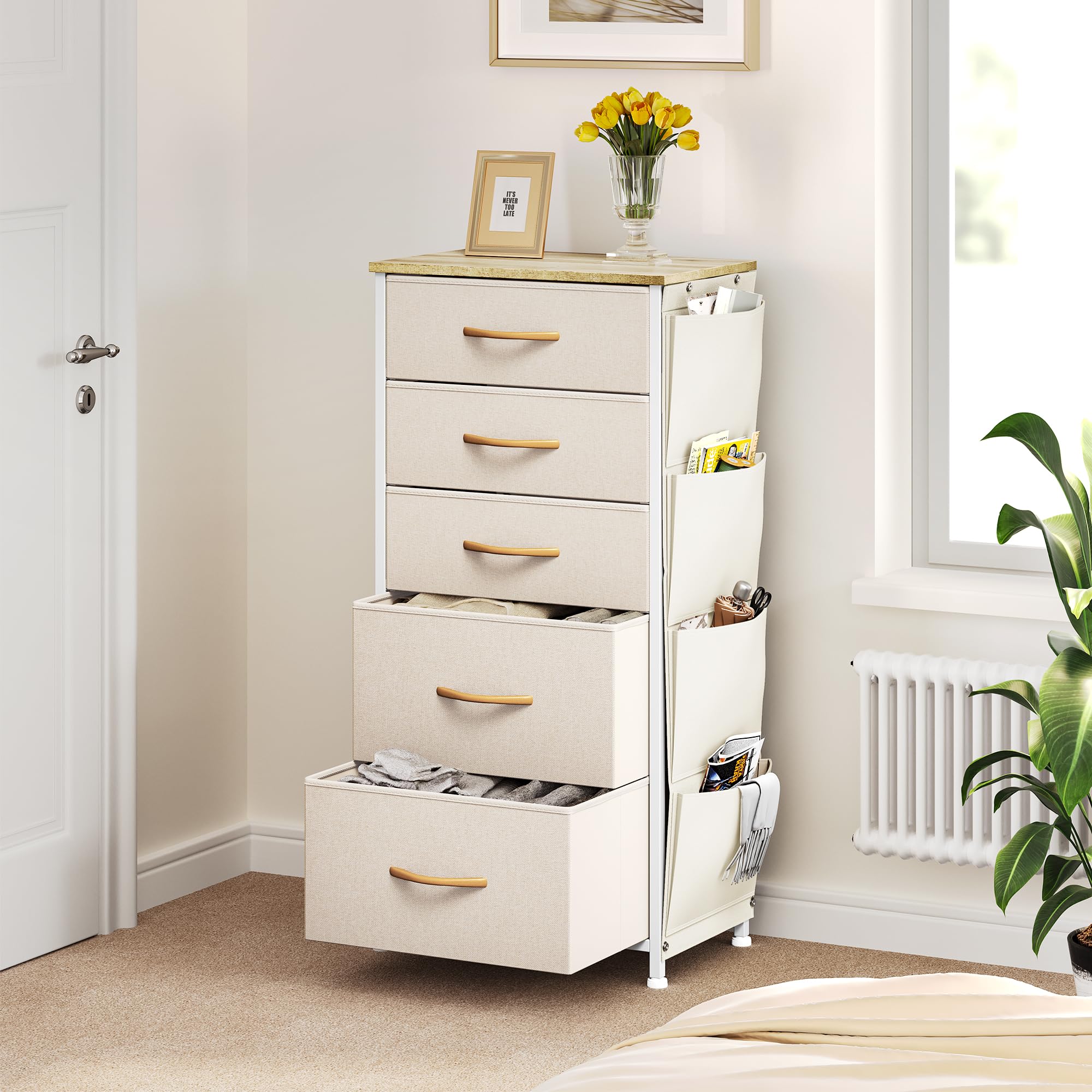 YITAHOME Cassettiera in tessuto con tasche laterali, ganci, armadietto con 5 cassetti, Cassettiera per Corridoio, con vano contenitore per soggiorno, camera da letto, cameretta dei bambini,beige