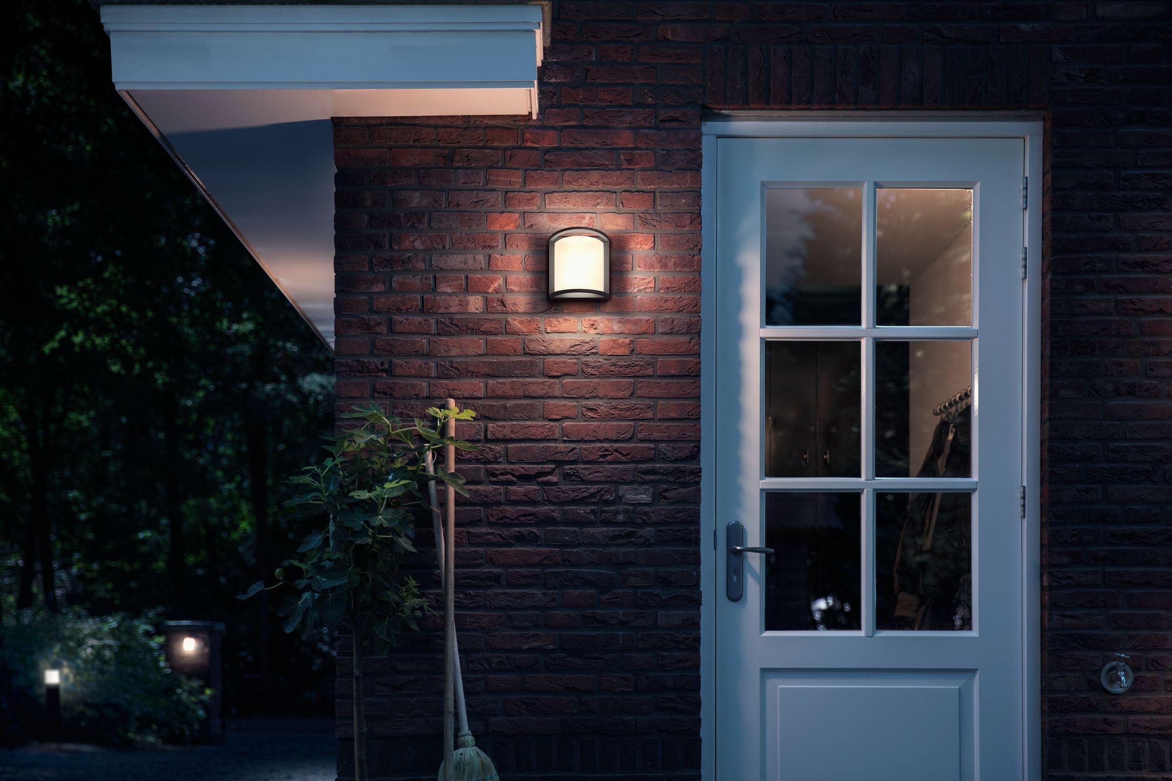 PHILIPS Samondra Outdoor-LED-Leuchte, Wandleuchte, Außenbeleuchtung, 12 W, 1.300 lm, 2.700 K Warmweißes Licht, Integrierte LED, IP44-Wetterfest, Langlebig, Aluminium, Modernes Design, Anthrazitgrau