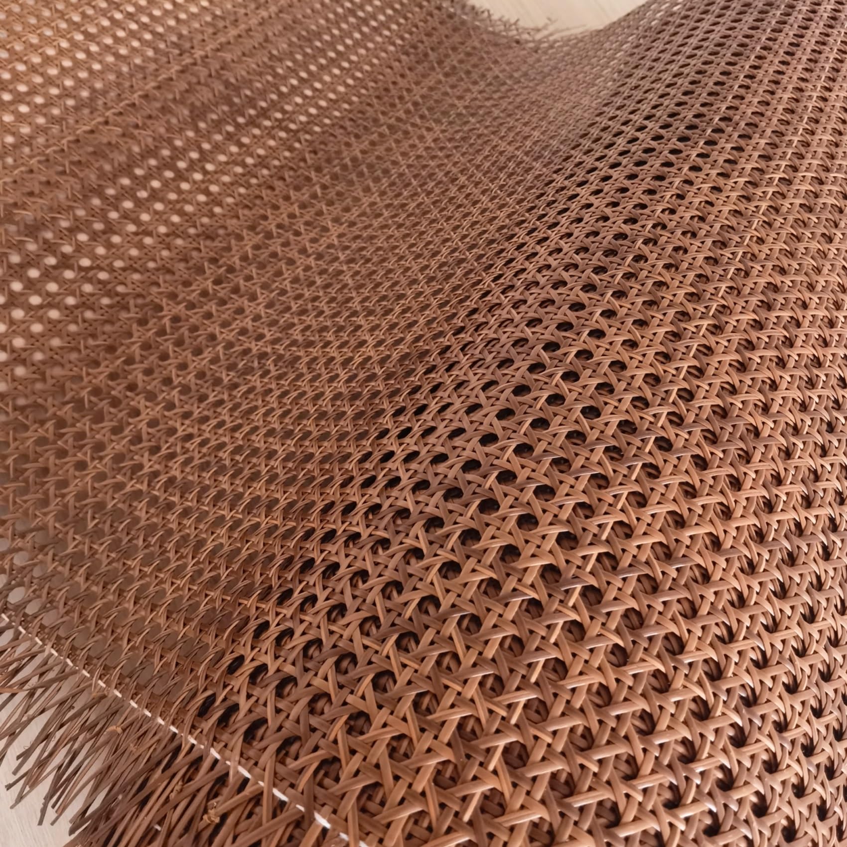 45cm de Large, Plastique Rouleau de Cannage pour Chaise, Synthétique Cannage de Rouleau pour Meuble, Toile en Cannage Rotin pré-tissée à Ouverte pour Armoire Plafond Brun Foncé(50x600cm)