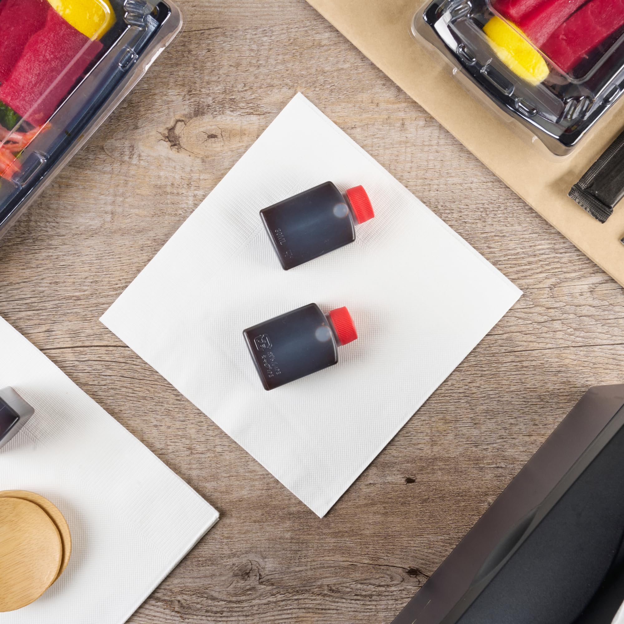 Restaurantware -Bento Tek - Mini botellas de salsa de soja de 1 onza, 100 mini botellas desechables para condimentos con tapas rojas, paquete de condimentos, vinagre o salsa, botellas de plástico