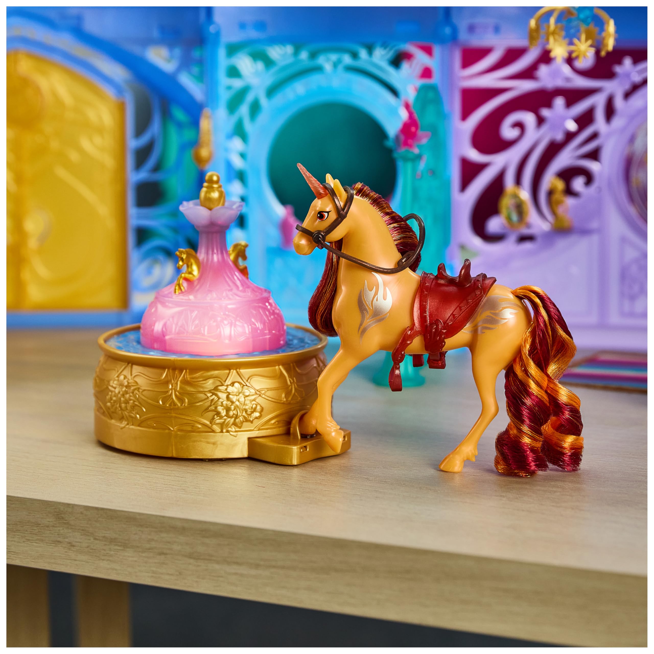 Unicorn Academy, Starglow Fountain & Stable Playset con Wildstar, luci e suoni, 24 accessori, bambole e unicorni giocattolo per bambine dai 4 anni in su