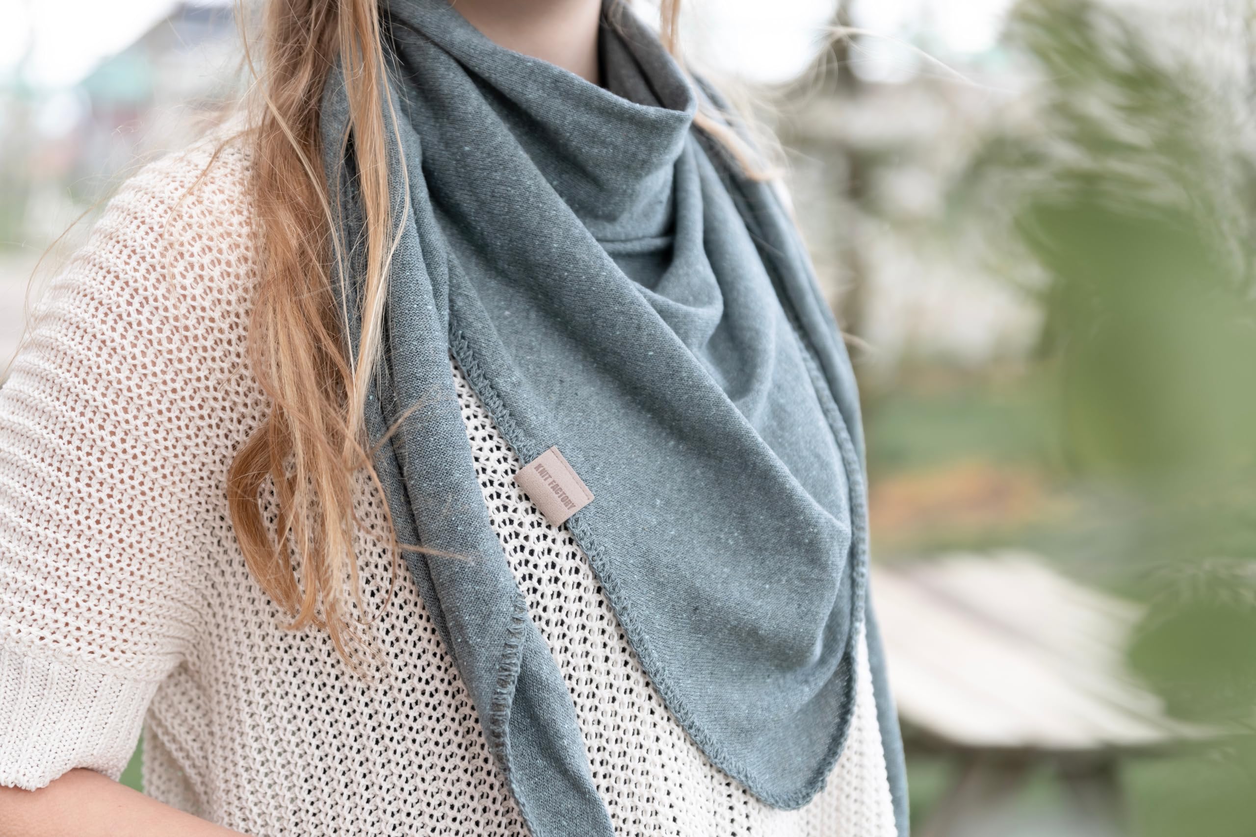 KNIT FACTORY - Iris Dreieckstuch - Tuch Schal für Damen - Umschlagtuch - Für Frühling und Sommer - 92% Recycelte Baumwolle