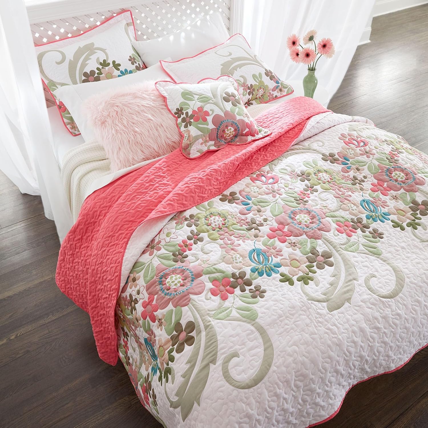 BrylaneHome Jardin Floral Spring Quilt - Full/Queen, White Pink
