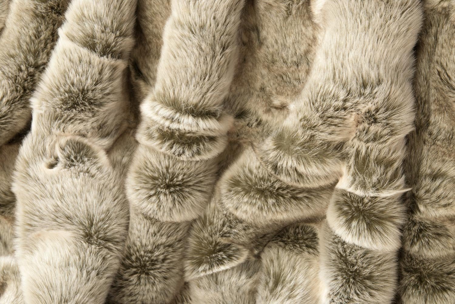 Wohnen & Accessoires Felldecke, Fellimitat 5 Größen, Webpelzdecke, Grauwolf mit grau-beigem Fell, Kuscheldecke, Tagesdecke oder Fellkissen (150 x 200 cm)