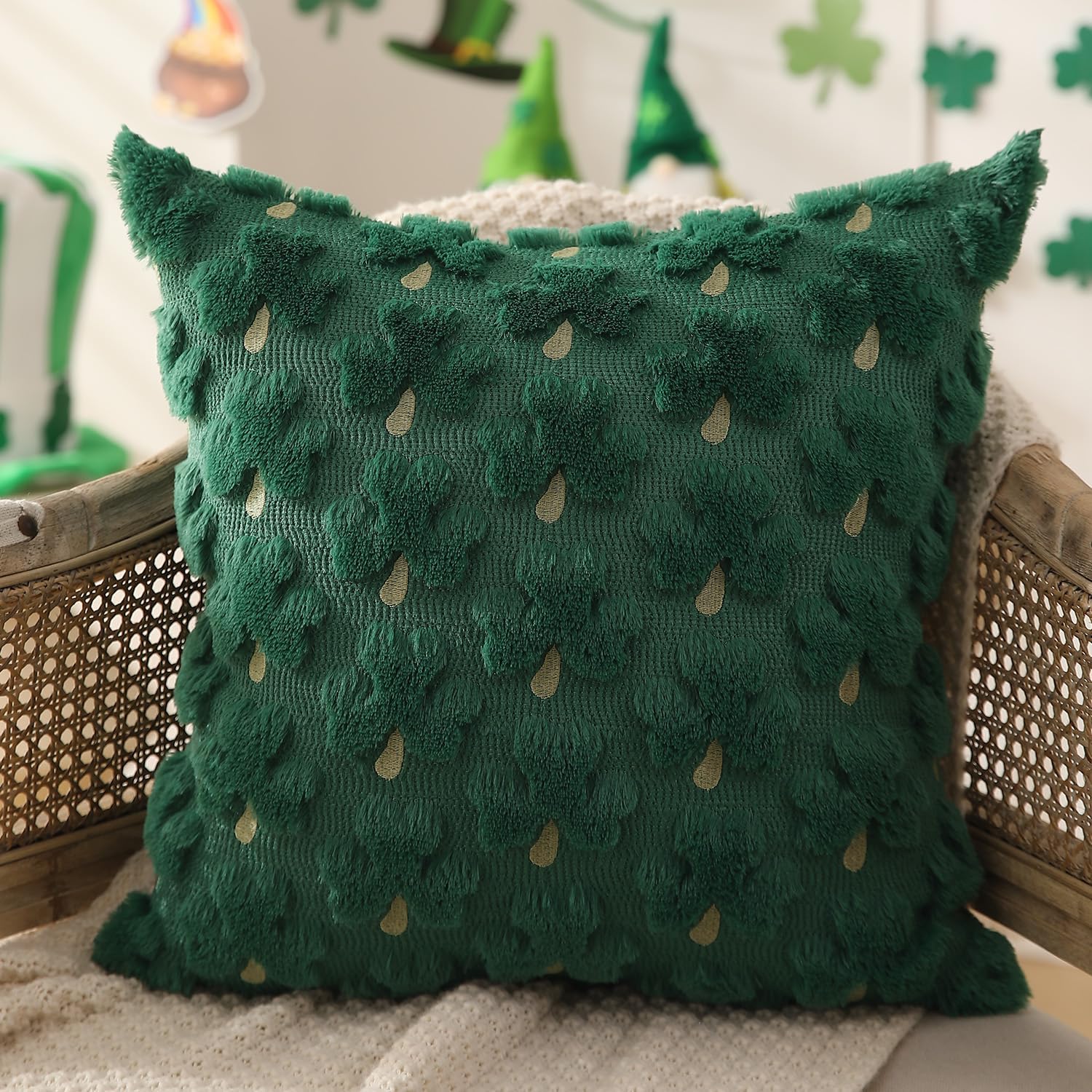 DFXSZ St Patricks Day Pillow Covers 20x20 inch Set of 2 St Patricks Day Decorations Green Golden Yellow Shamrock Soft Plush Faux Fur Jacquard Throw Pillows for Holiday Festivals Home Decor PTK022A20