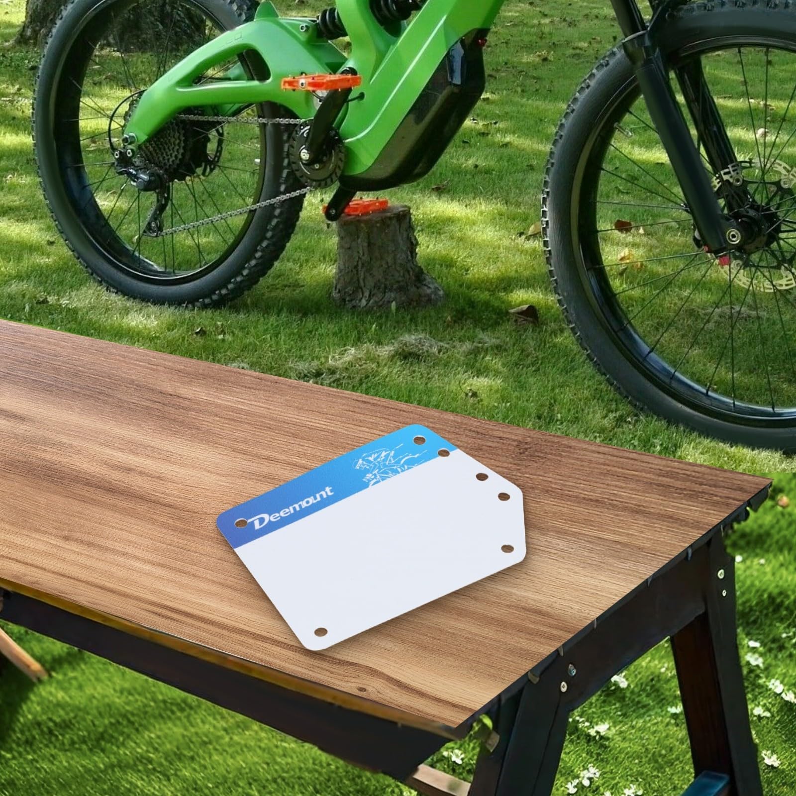 Vélo en PVC léger et robuste pour plaque d'immatriculation de course, conçu pour un dégagement rapide sur différentes tiges de selle