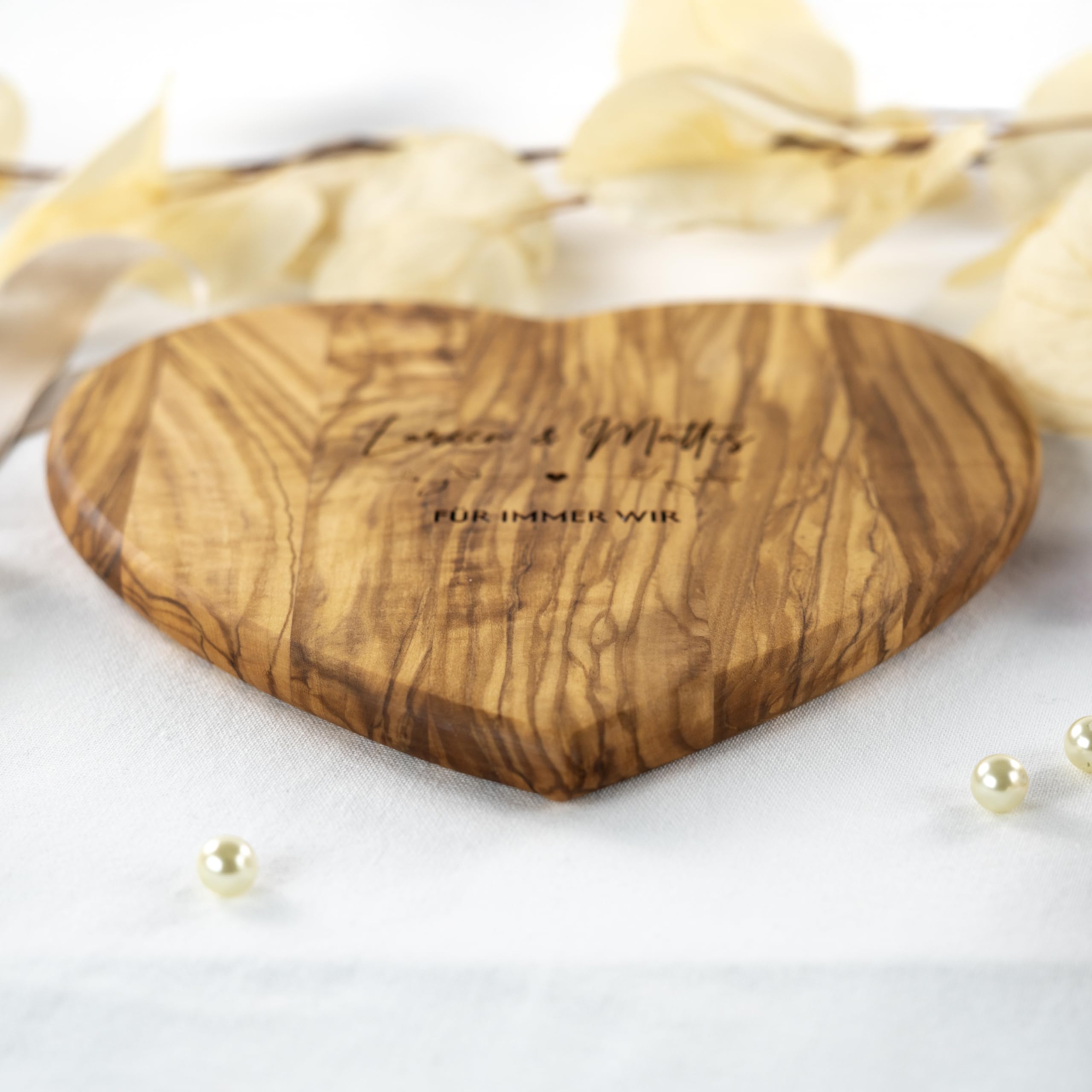 HOFMEISTER® Frühstücksbrett Herz personalisiert mit Gravur aus Olivenholz 21 cm – Wunschnamen, Initialen & Datum – Geschenk zur Hochzeit, Jahrestag oder Valentinstag