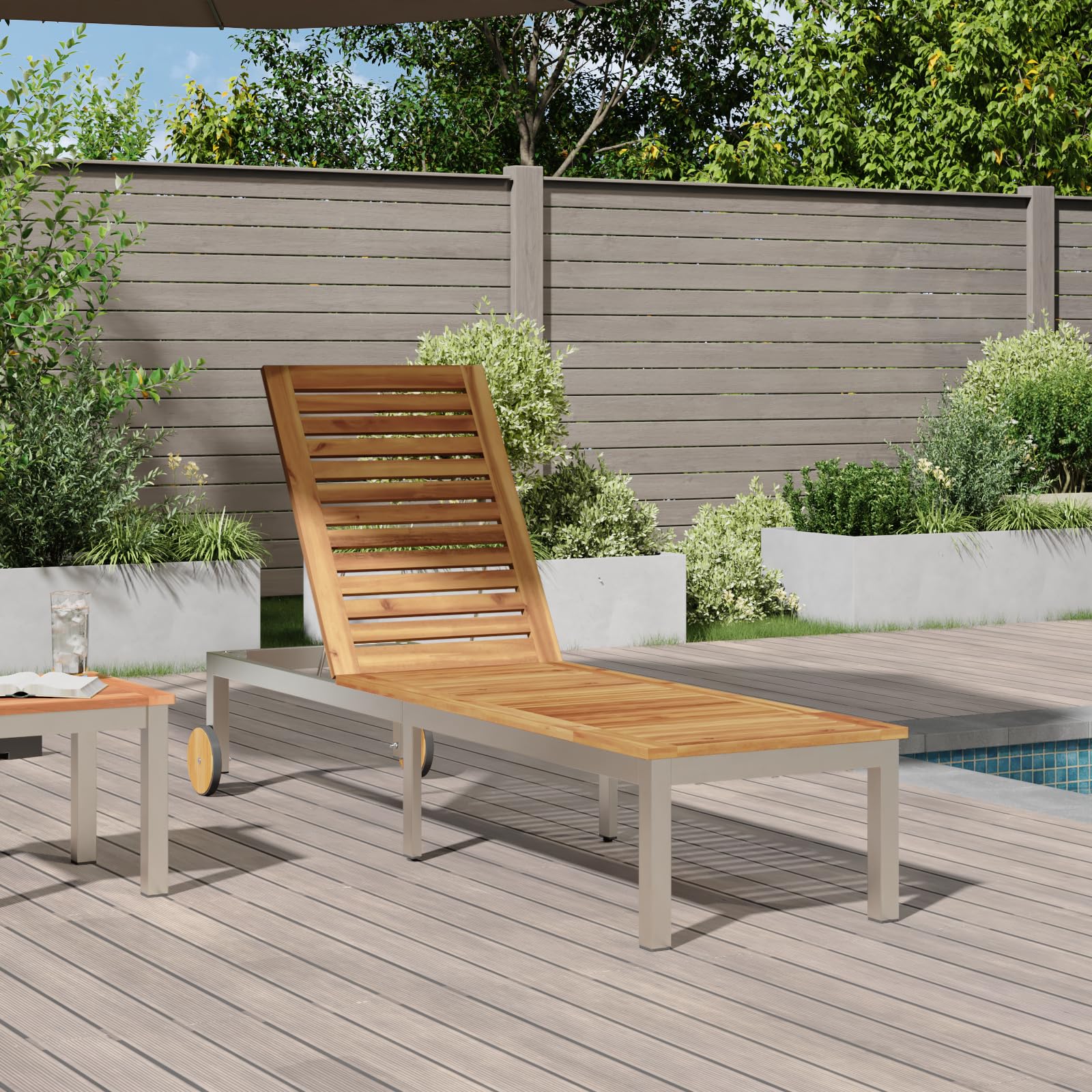 Lettino prendisole con ruote in legno massello di acacia e acciaio inox, schienale regolabile, resistente alle intemperie e facile da spostare per giardino o balcone, design moderno, spazioso