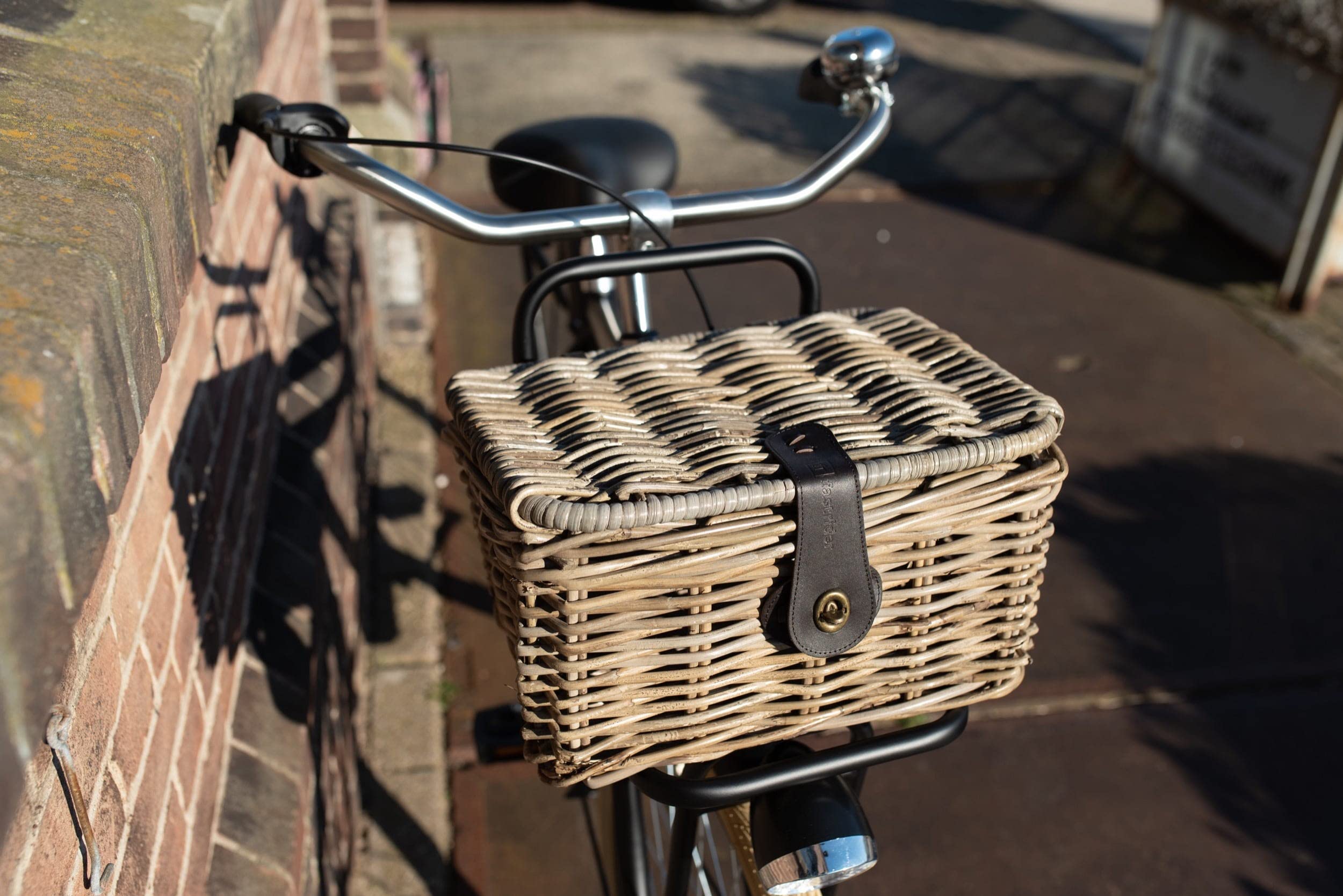 FAST RIDER Junior Fahrradkorb Vorne für Kinderfahrrad, 8L Fahrrad Korb für Schulranzen, Bike Basket mit Deckel, Ergonomisch, Modisch, Schutz vor Regen, Handgemacht - Rattan Beige
