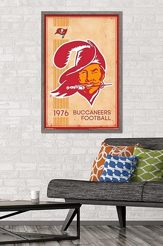 Miniatura 8 de Trends International NFL Tampa Bay Buccaneers - Póster de pared con logotipo retro 14, 22.375 x 34 pulgadas, versión con marco negro