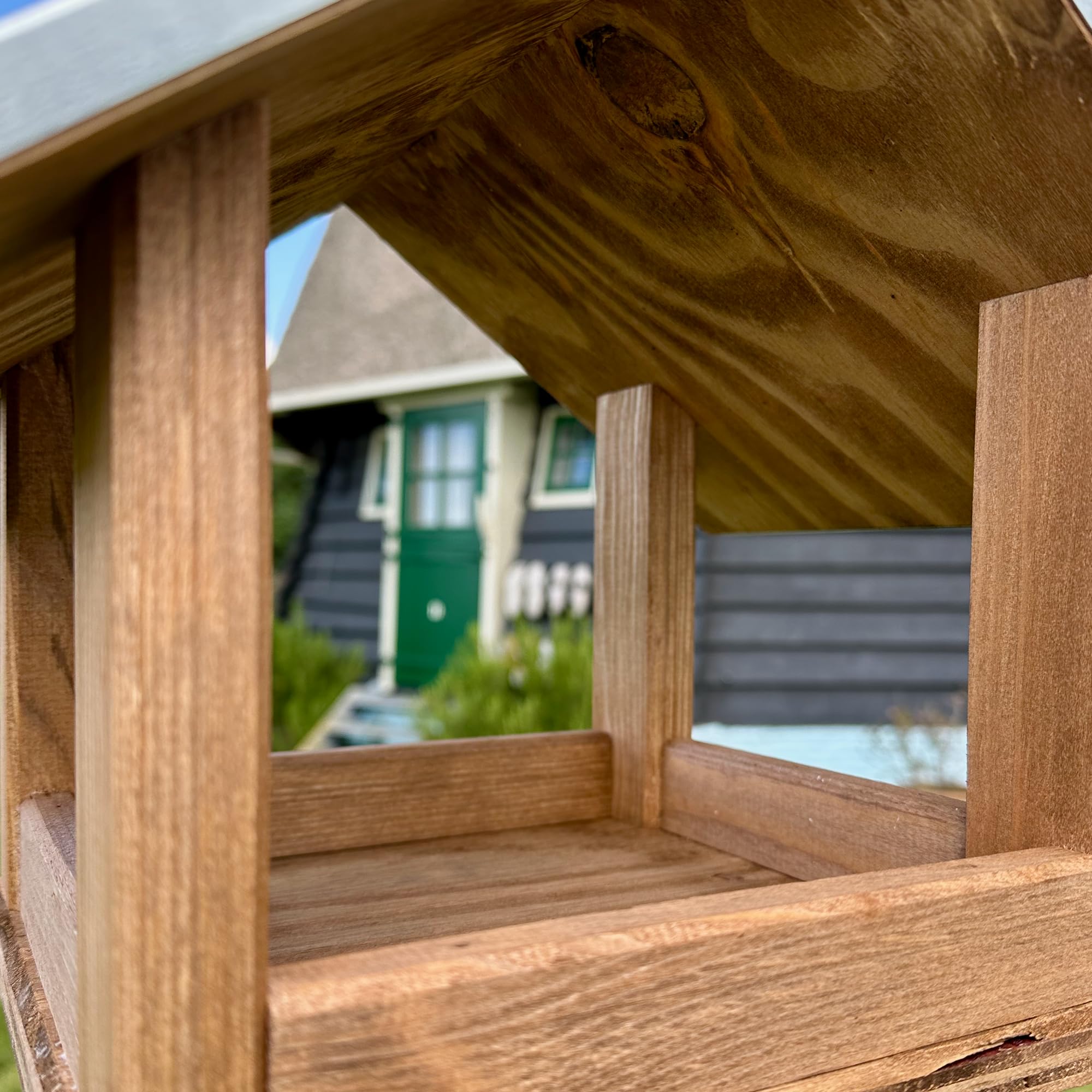 GARTENETAGE Selbststehendes Vogelhaus mit Metalldach – Wetterfestes Futterhaus aus Kiefernholz für Wildvögel, Garten, kleine und mittlere Vögel, leicht zu reinigen, robust & langlebig