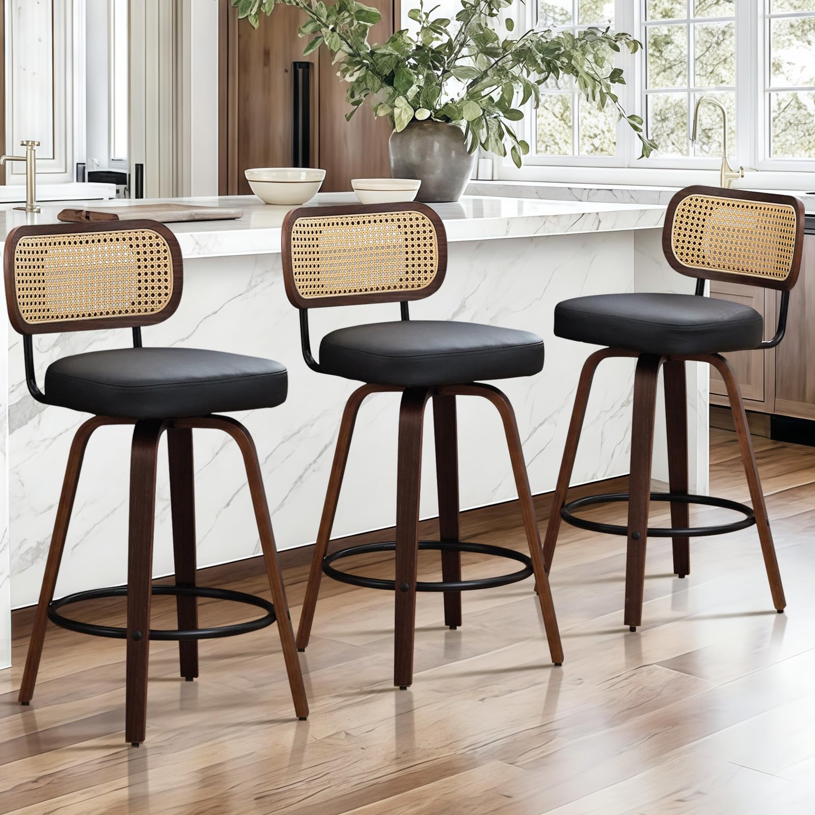 SoarFlash Lot de 3 tabourets de Bar pivotants, Hauteur d’Assise 65 cm, Dossier en rotin, Assise PU, Pieds Noyer, Repose-Pieds métallique. Tabouret Moderne pour îlot de Cuisine et Salle à Manger, Noir