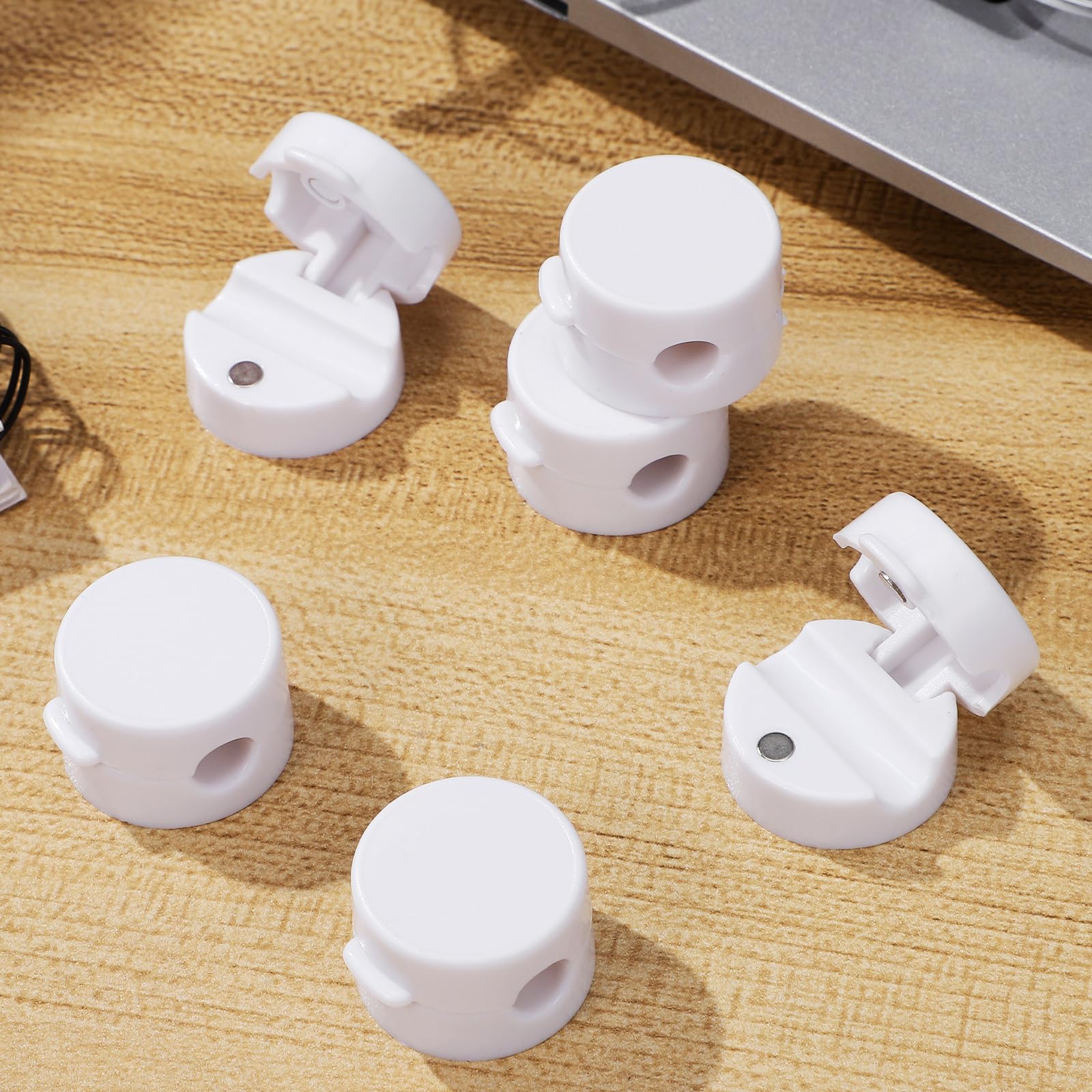 BESPORTBLE Clips Adhesivos para Cables Magnéticos 6 Piezas Organizador de Cables de Carga y Auriculares Respaldo Adhesivo para Hogares y Oficinas