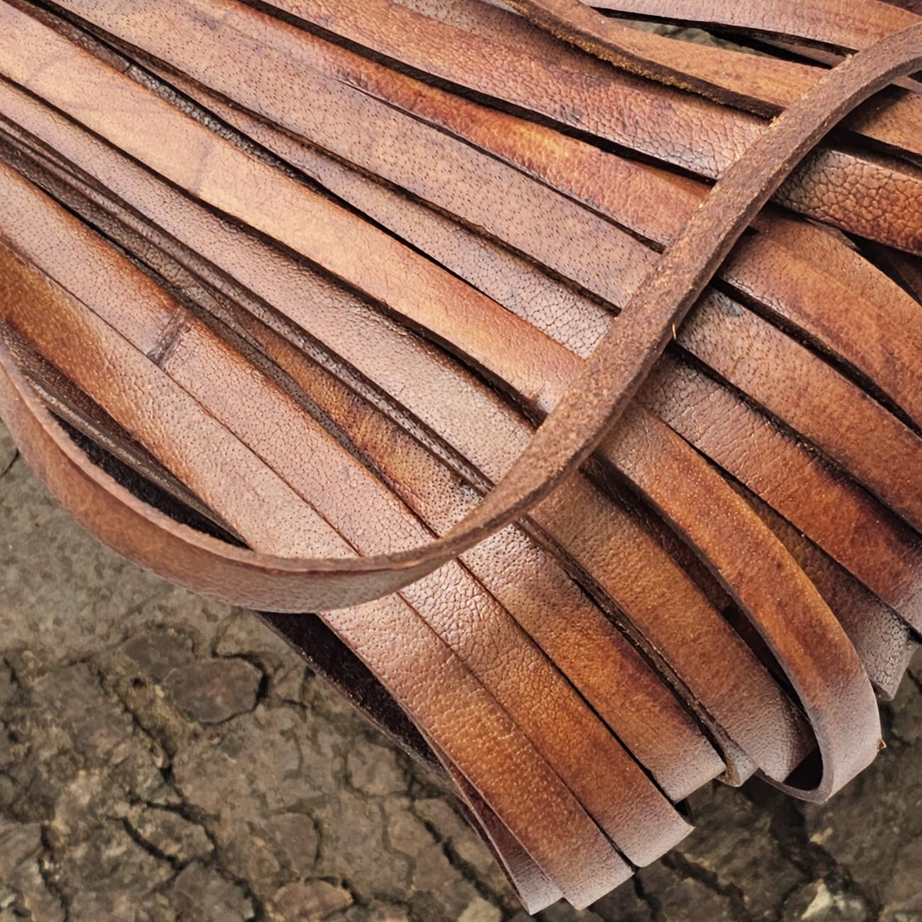Płaski skórzany pasek 10 mm x 2,5 mm antyczny brąz.